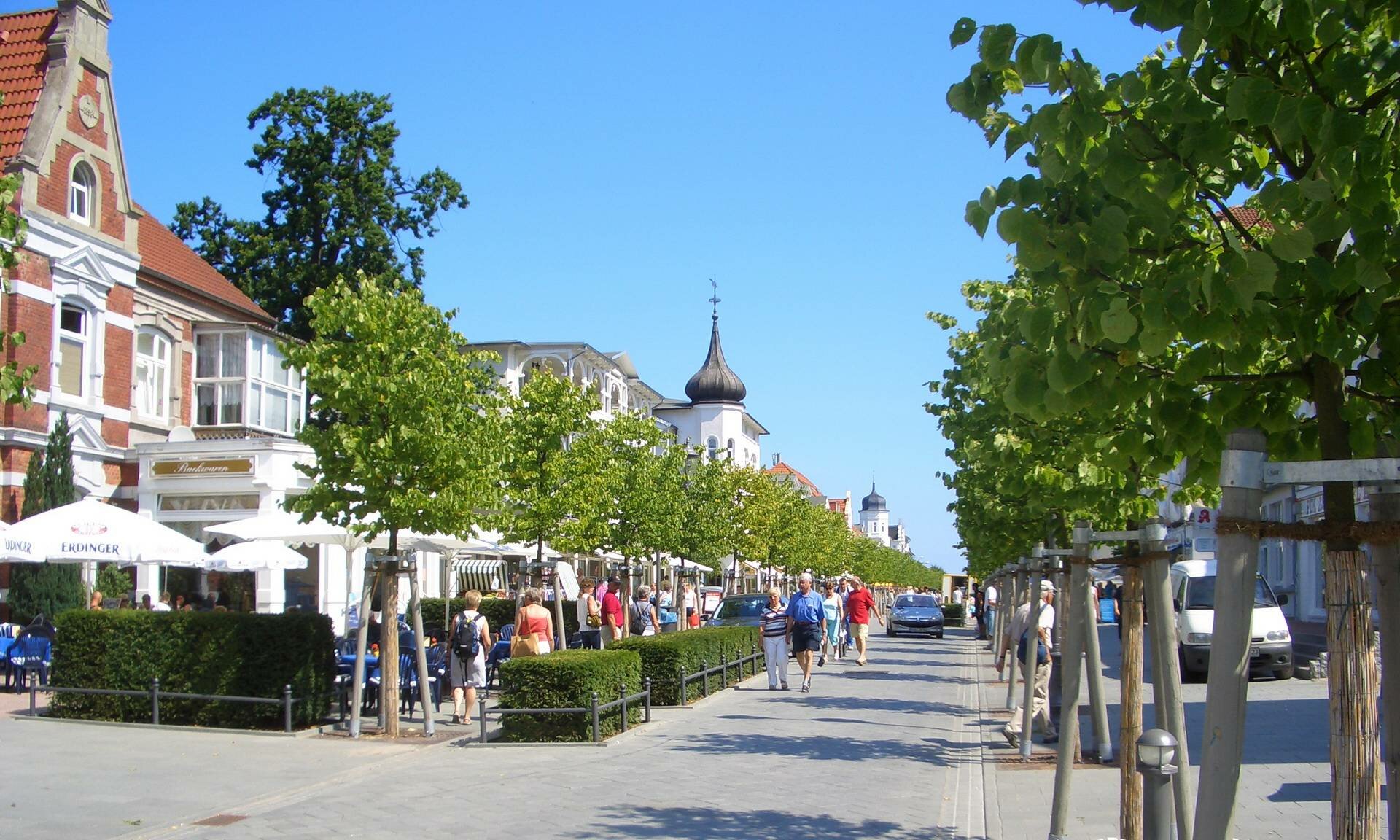Binzer Hauptstraße und Fußgängerzone mit Geschäfte und Bäume - Pension Anker, Rügen 