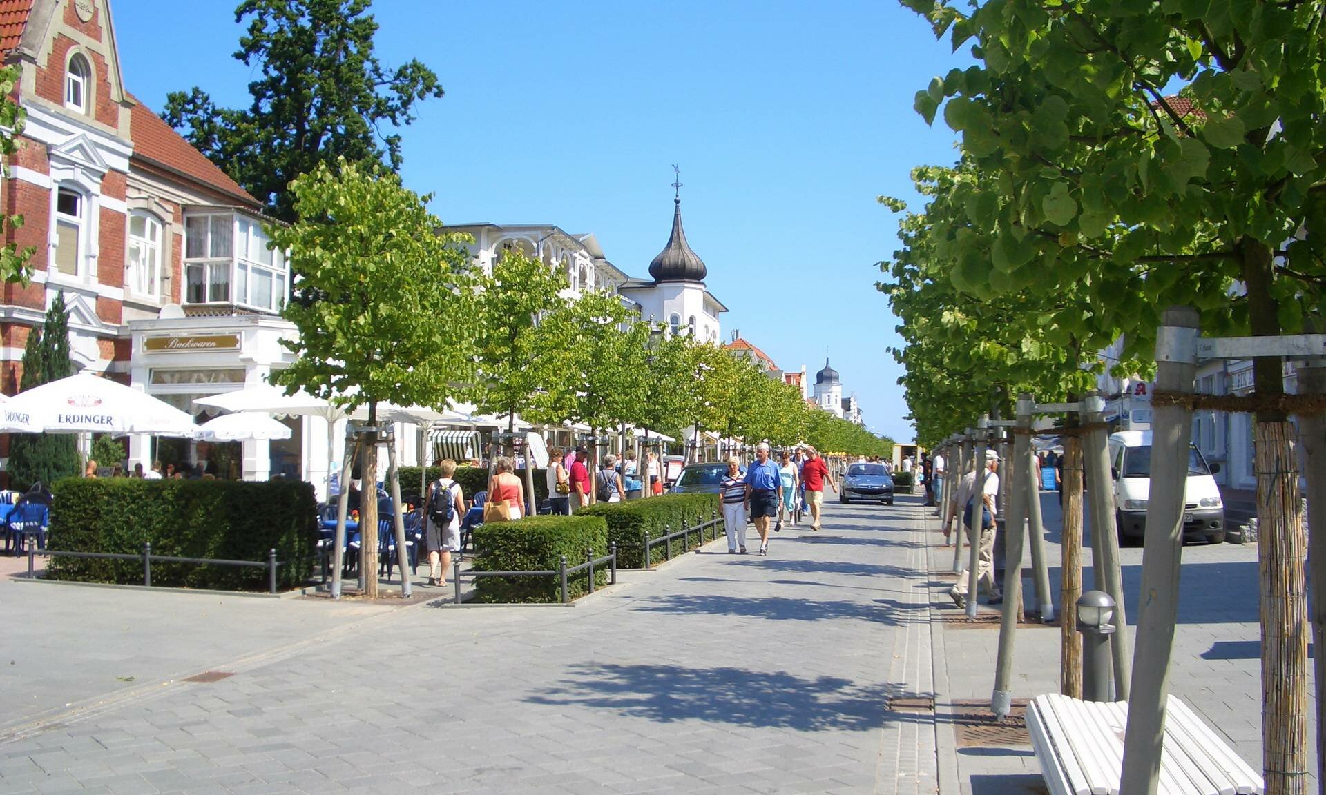 Binzer Hauptstraße und Fußgängerzone mit Geschäfte und Bäume - Pension Anker, Rügen 