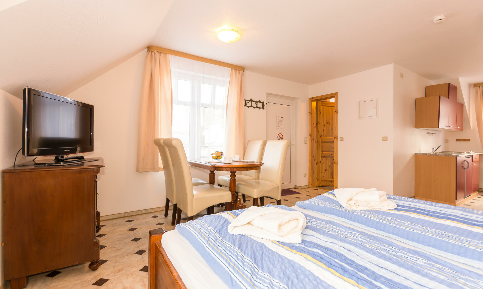 Ferienwohnung Pension ANKER mit Küchenecke, Sitzecke und 2. Schlafraum - Rügen, Binz