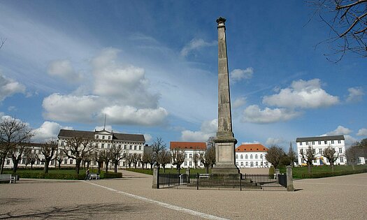 Kreisrunder Circus Putbus auf Rügen mit Obelisk - Pension Anker, Binz