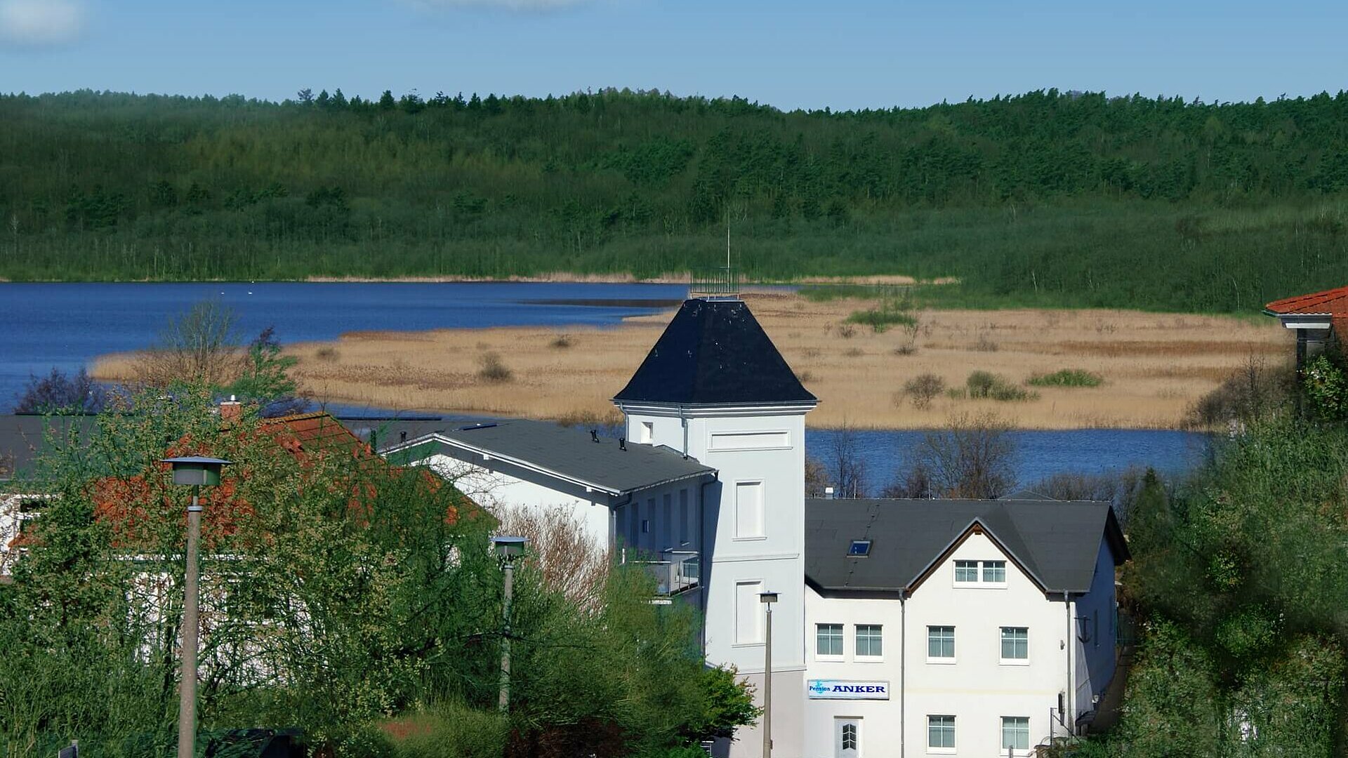 Frontbild Pension ANKER mit Blick über Schmachter See - Rügen, Binz 