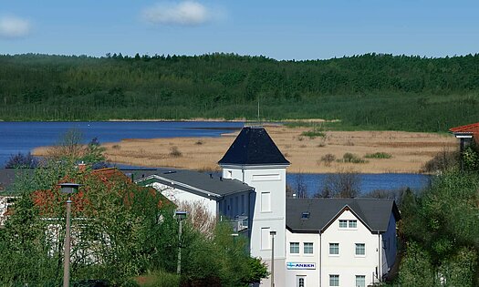 Frontbild Pension ANKER mit Blick über Schmachter See - Rügen, Binz 