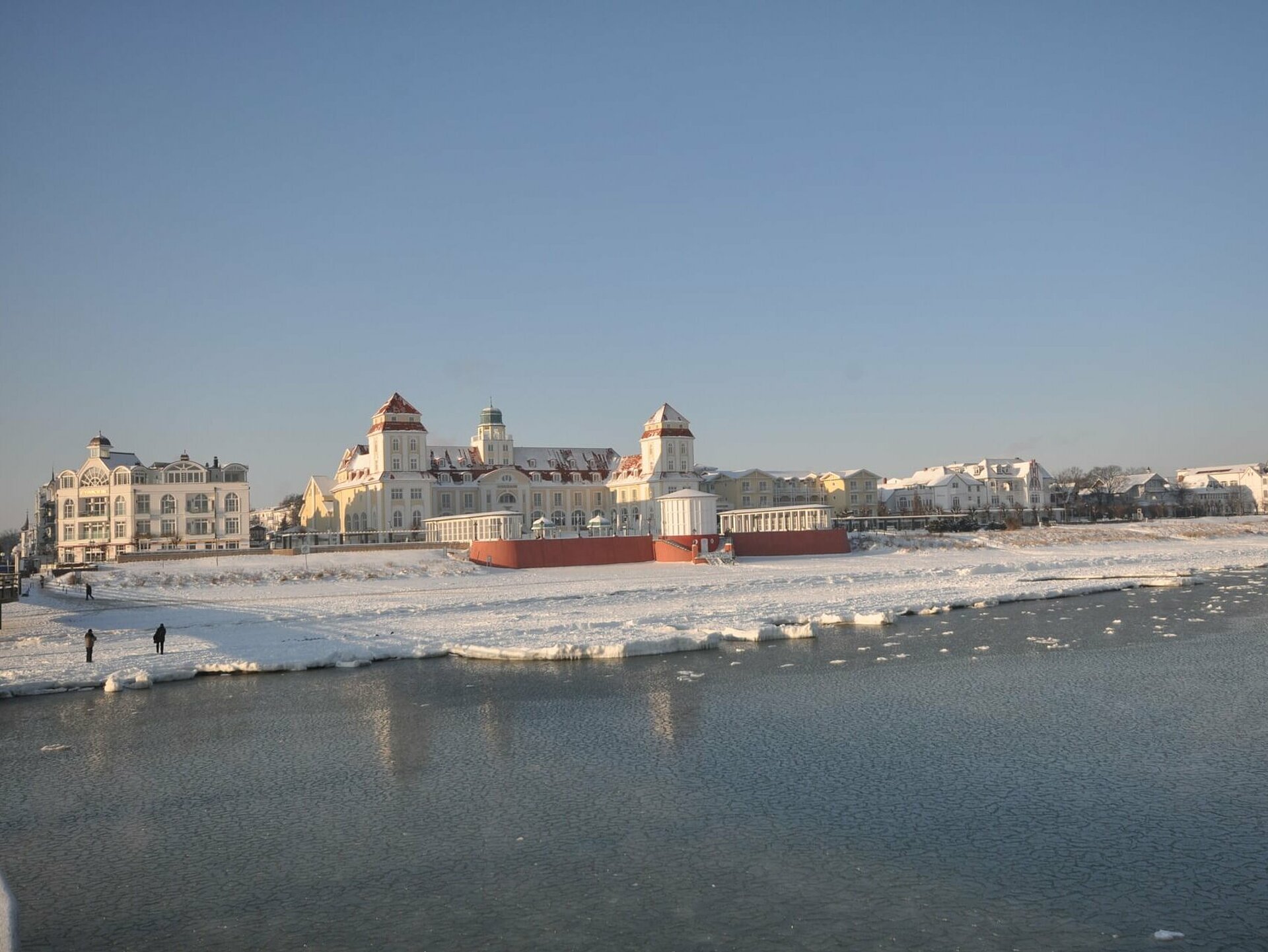 Winterlandschaft Kurhaus Binz mit verschneitem Strand - Pension Anker, Rügen