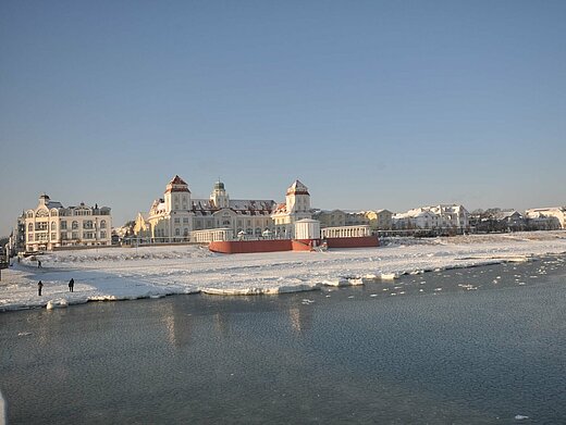 Winterlandschaft Kurhaus Binz mit verschneitem Strand - Pension Anker, Rügen