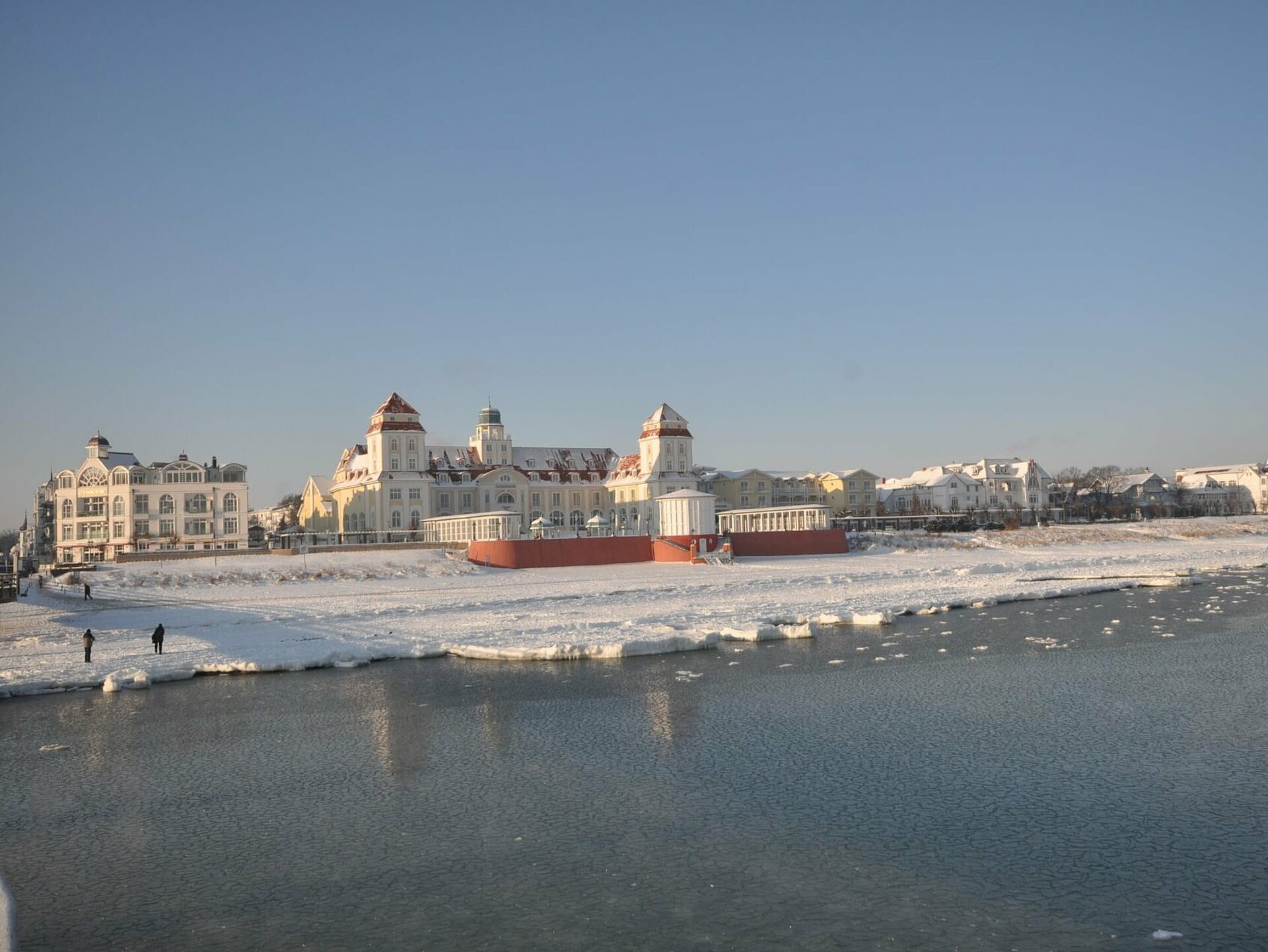 Winterlandschaft Kurhaus Binz mit verschneitem Strand - Pension Anker, Rügen