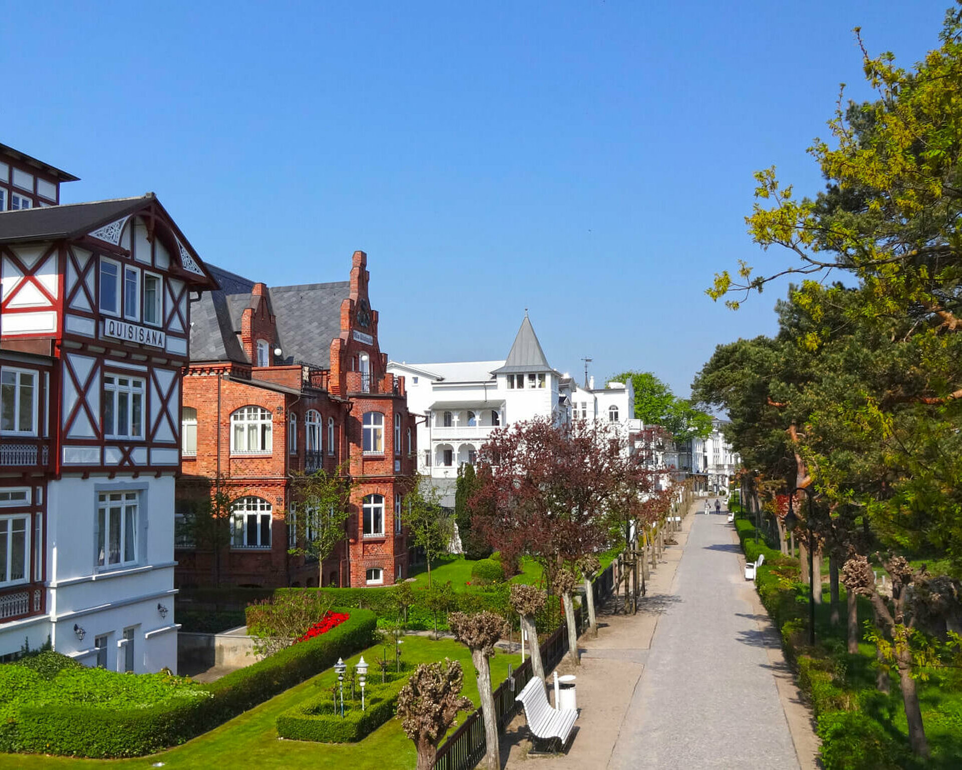 Binzer Strandpromenade mit Villen in Bäderarchitektur - Pension Anker, Rügen