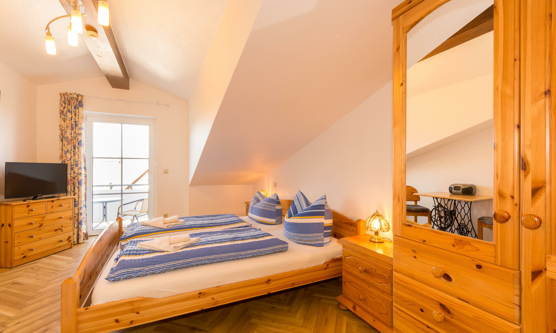 Doppelzimmer als Einzelzimmer mit Bett, Kabel-TV, Balkon mit Sitzecke