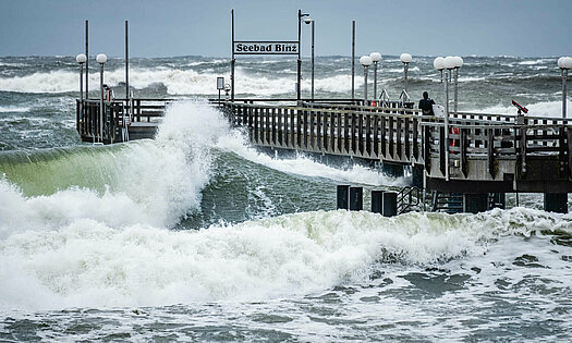 Binzer Seebrücke im Sturm mit hohen Wellen - Pension Anker, Rügen