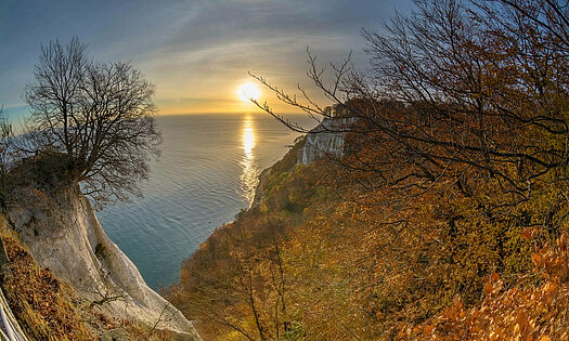 Sonnenaufgang Königstuhl Rügen in Herbstlandschaft - Pension Anker, Binz