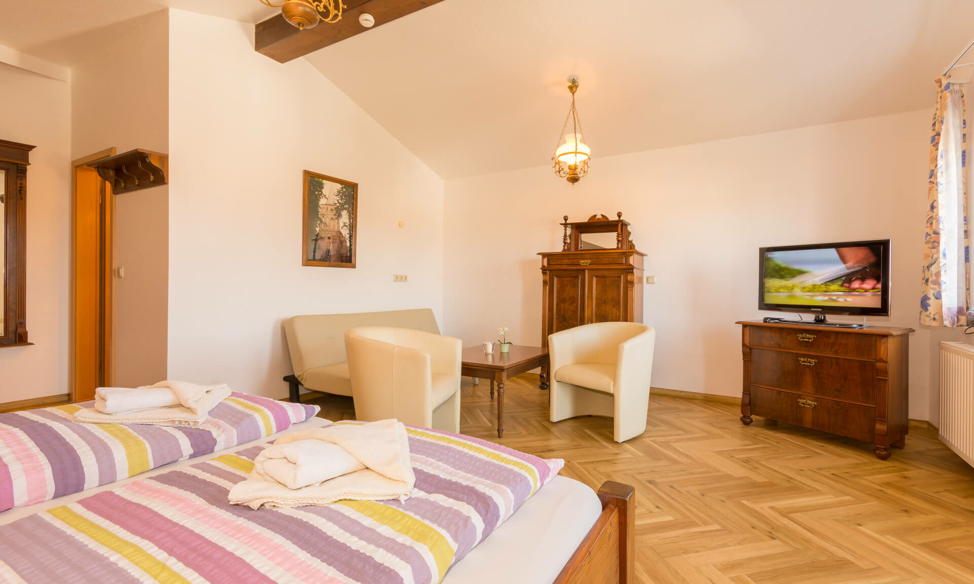 Mehrbettzimmer36 - Pension ANKER, kleine Sitzecke, Flat-TV - Rügen, Binz