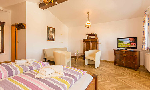 Mehrbettzimmer36 - Pension ANKER, kleine Sitzecke, Flat-TV - Rügen, Binz