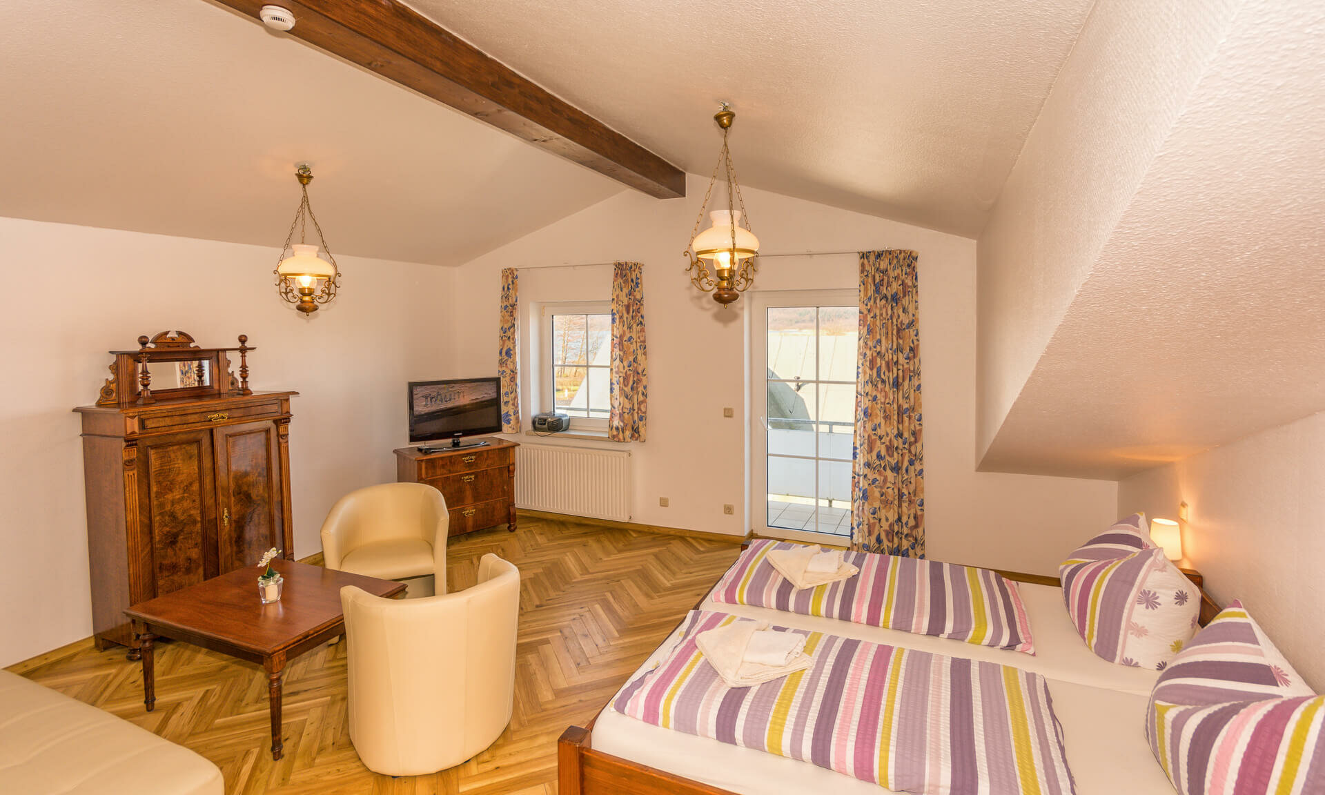 Doppelzimmer-groß mit Aufbettungsmöglichkeit, kleiner Sitzecke, Balkon - Rügen, Binz