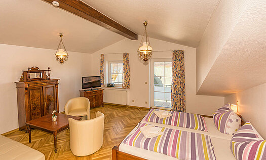 Doppelzimmer-groß mit Aufbettungsmöglichkeit, kleiner Sitzecke, Balkon - Rügen, Binz