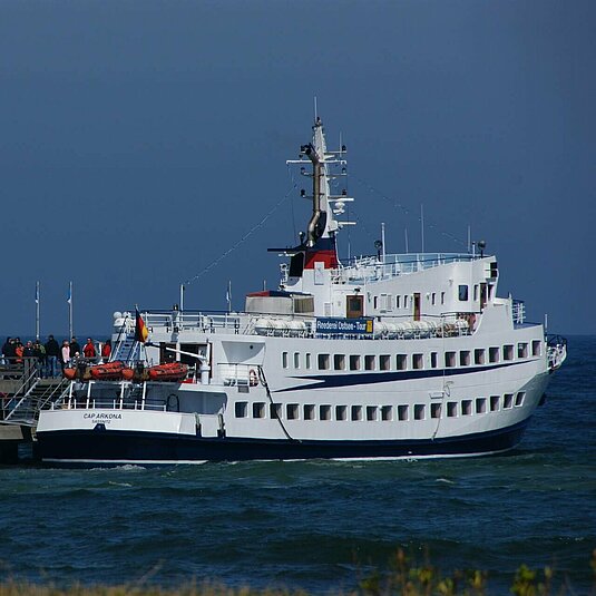 Motorschiff 'Cap Arkona' an Binzer Seebrücke mit Fahrtgästen