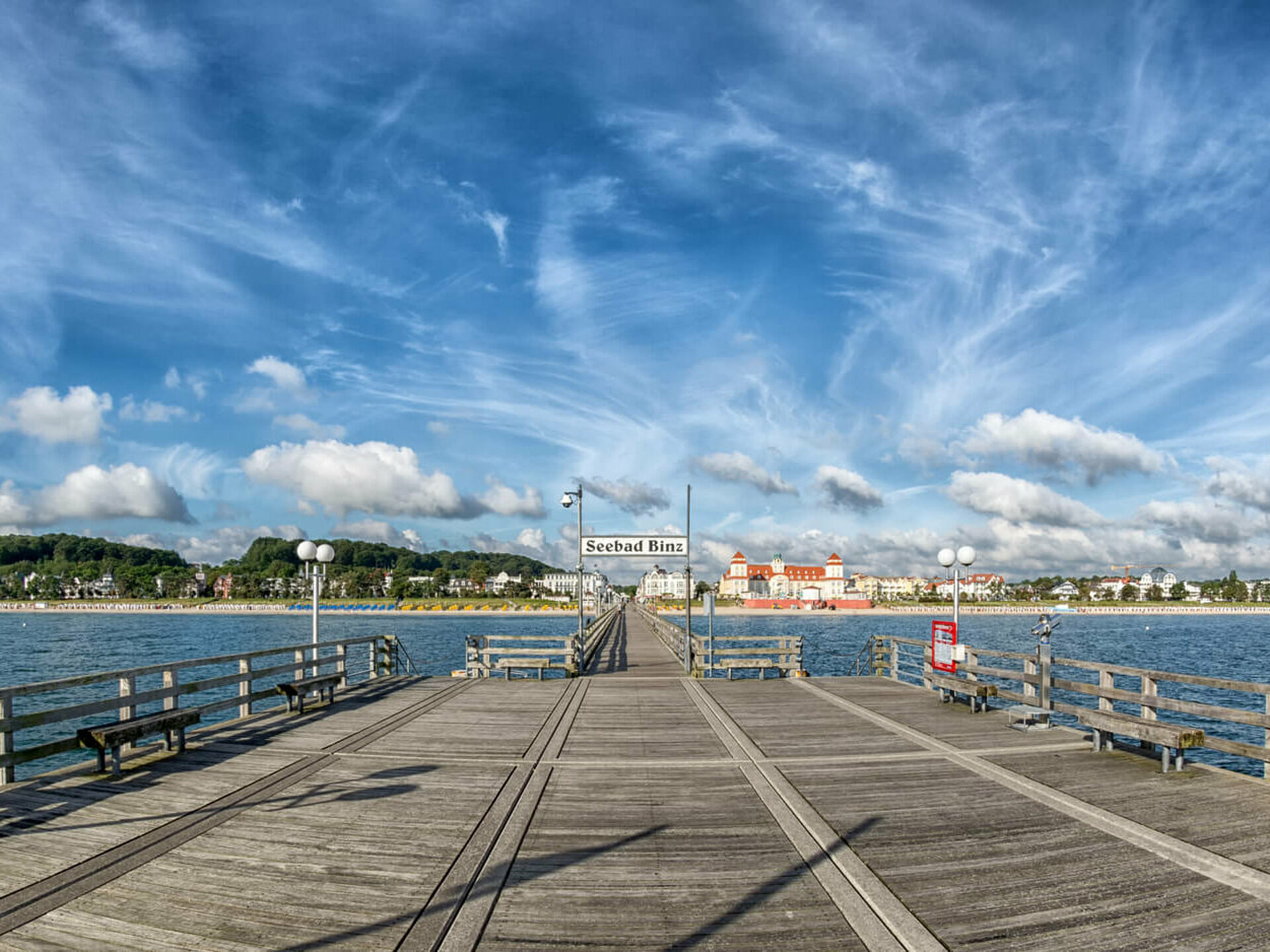 Binzer Seebrücke von Schiffsanlegestelle Richtung Strand - Rügen, Pension ANKER