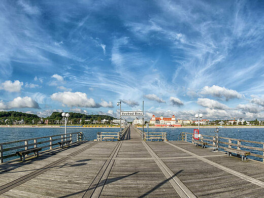 Binzer Seebrücke von Schiffsanlegestelle Richtung Strand - Rügen, Pension ANKER