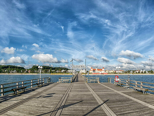 Binzer Seebrücke von Schiffsanlegestelle Richtung Strand - Rügen, Pension ANKER