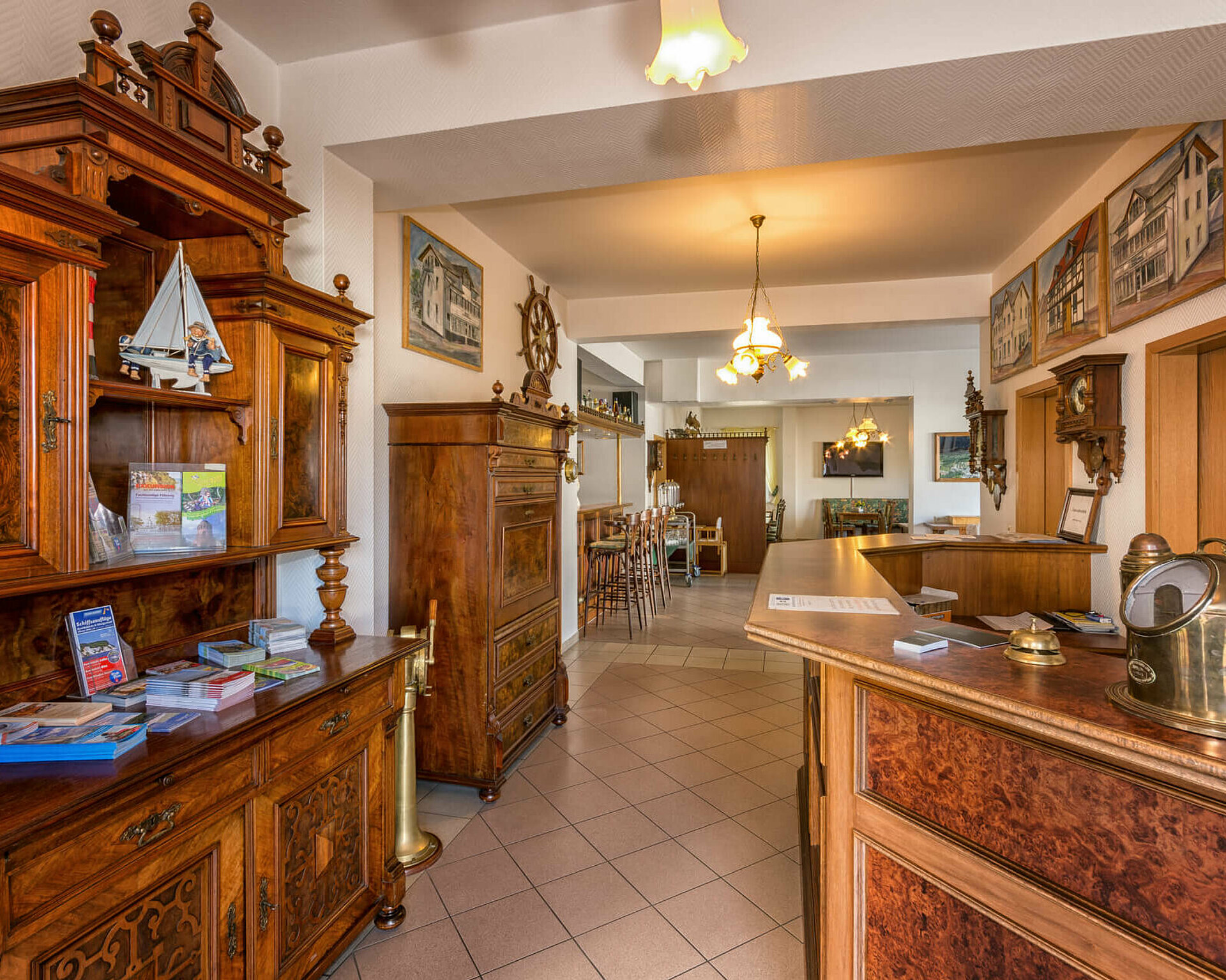 Rezeption Pension ANKER mit Tresen für Anmeldung und Informationsecke - Rügen, Binz