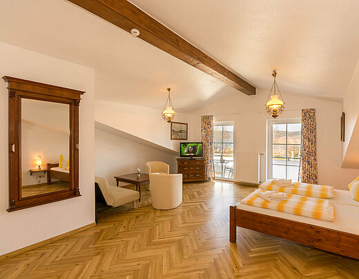 Mehrbettzimmer32 in Pension ANKER, Aufbettungsmöglichkeit, kleine Sitzecke, Balkon - Rügen, Binz