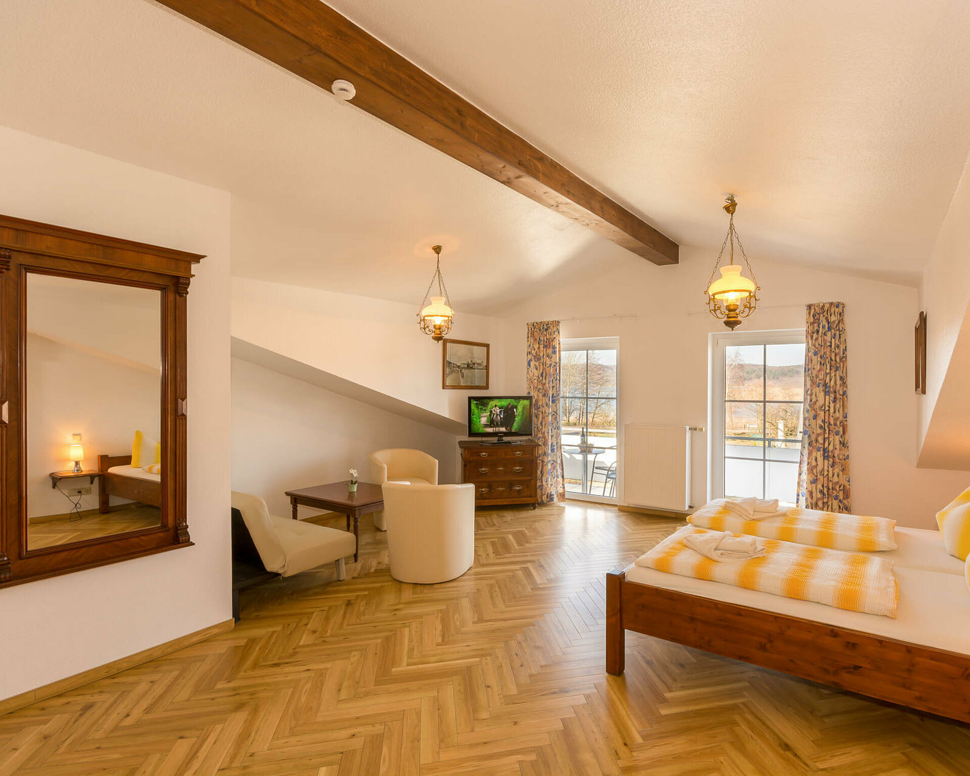 Mehrbettzimmer32 in Pension ANKER, Aufbettungsmöglichkeit, kleine Sitzecke, Balkon - Rügen, Binz