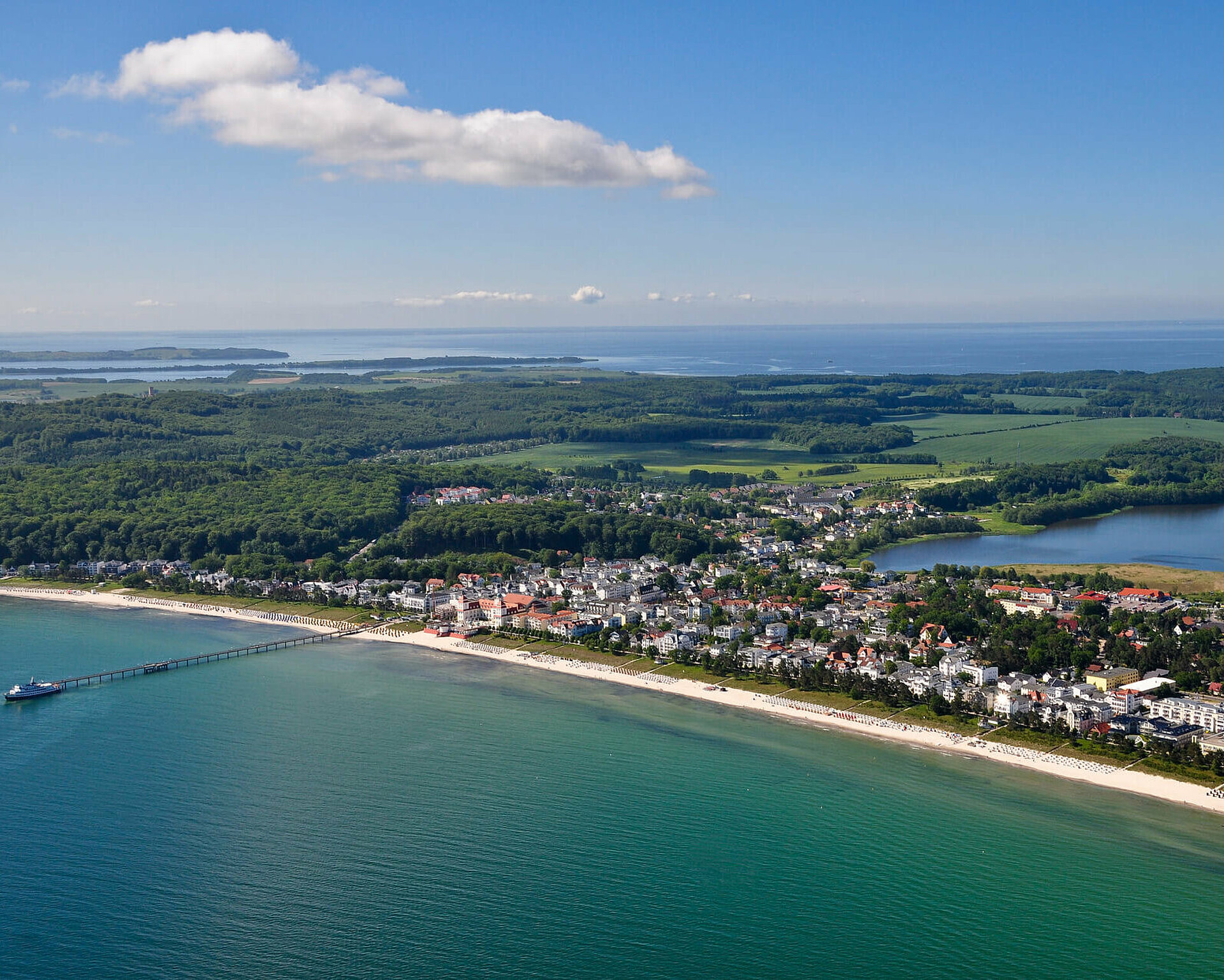 Luftaufnahme Binzer Bucht mit Strand, Seebrücke, Schmachter See - Rügen, Pension ANKER