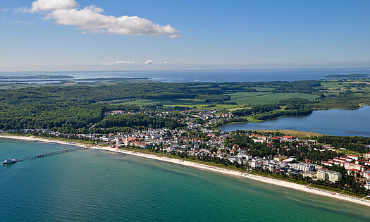 Luftaufnahme Binzer Bucht mit Strand, Seebrücke, Schmachter See - Rügen, Pension ANKER