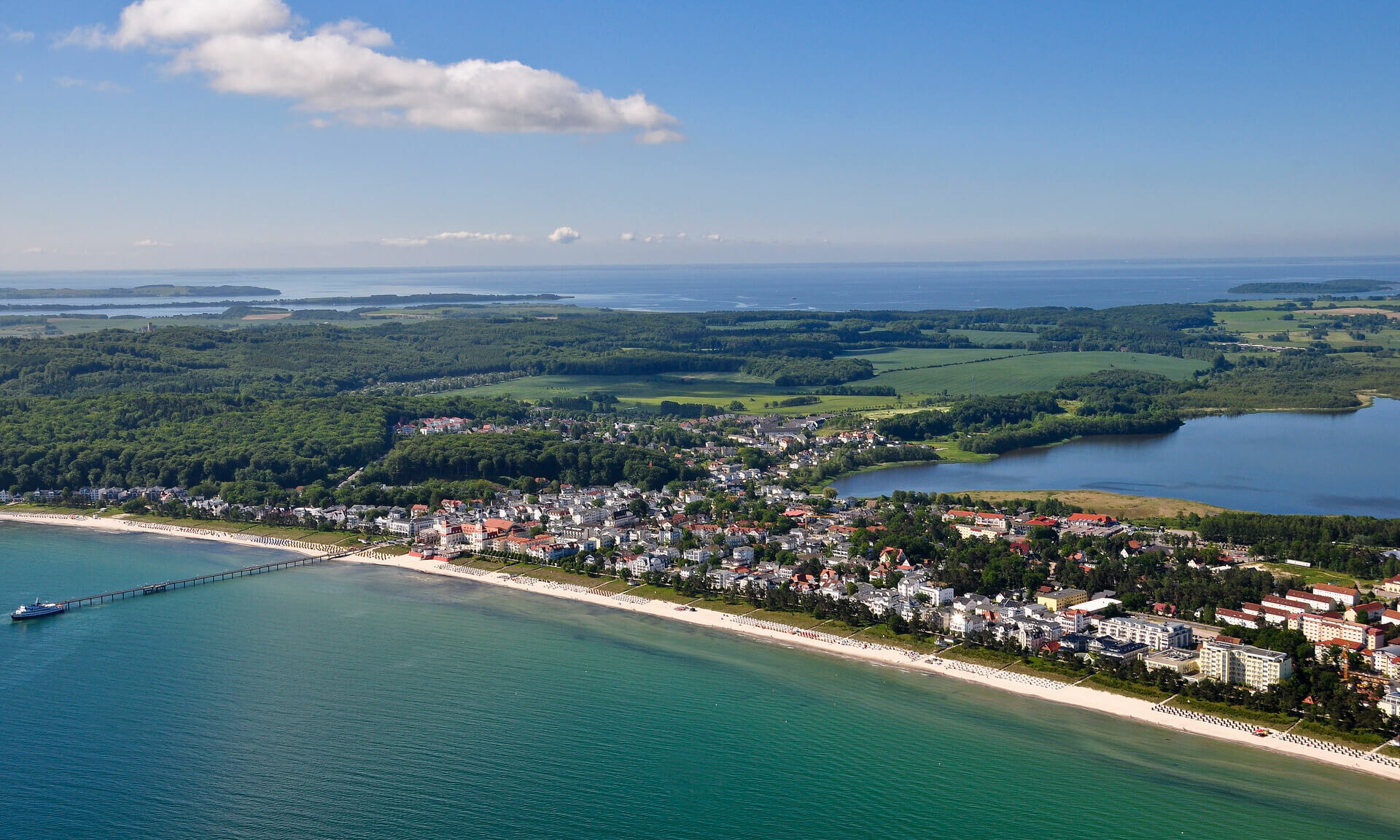 Luftaufnahme Binzer Bucht mit Strand, Seebrücke, Schmachter See - Rügen, Pension ANKER