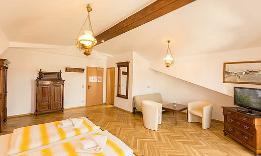 Mehrbettzimmer32 - Pension ANKER, Aufbettungsmöglichkeit / kleine Sitzecke - Rügen, Binz