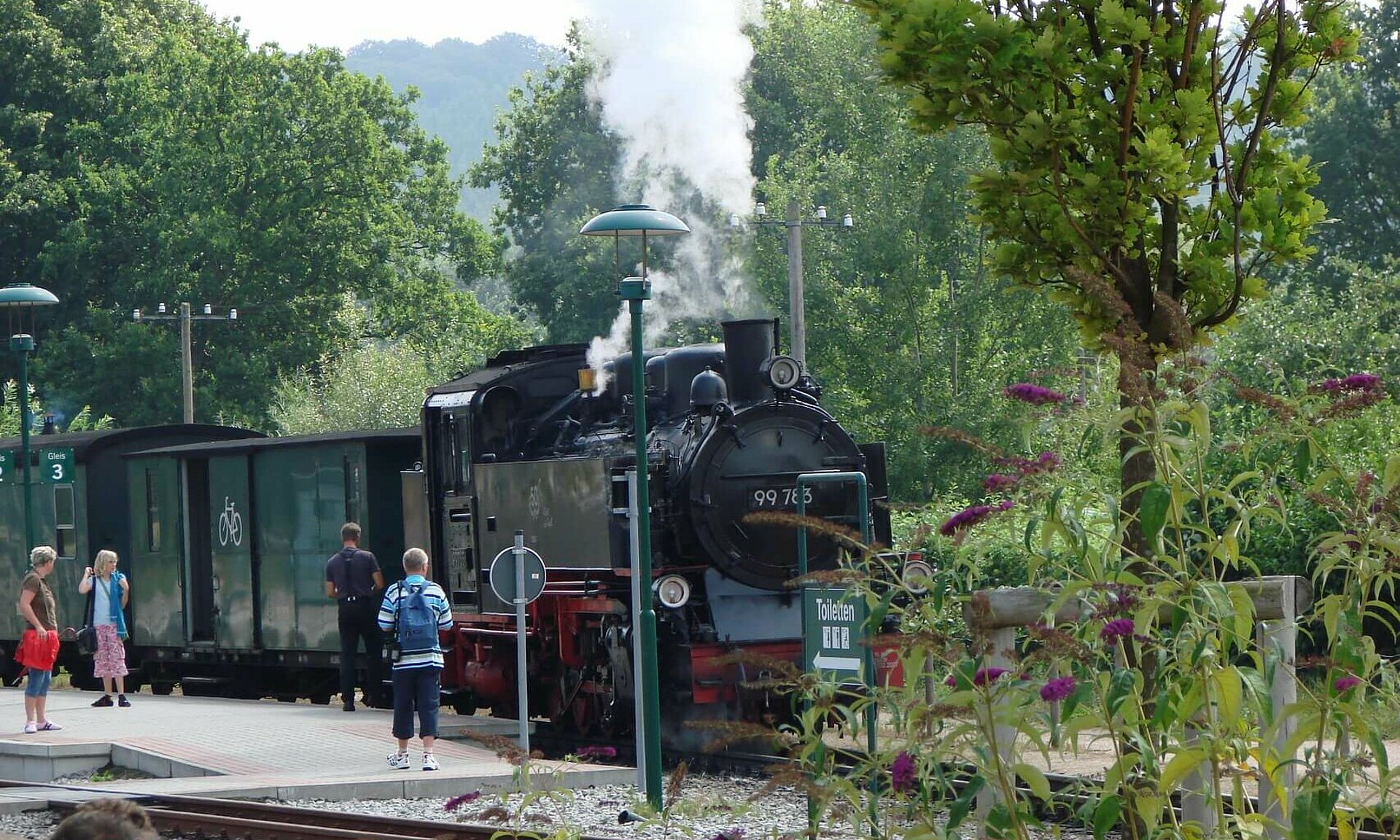 Rasende Roland am Bahnsteig in Binz mit Fahrästen - Pension Anker, Rügen