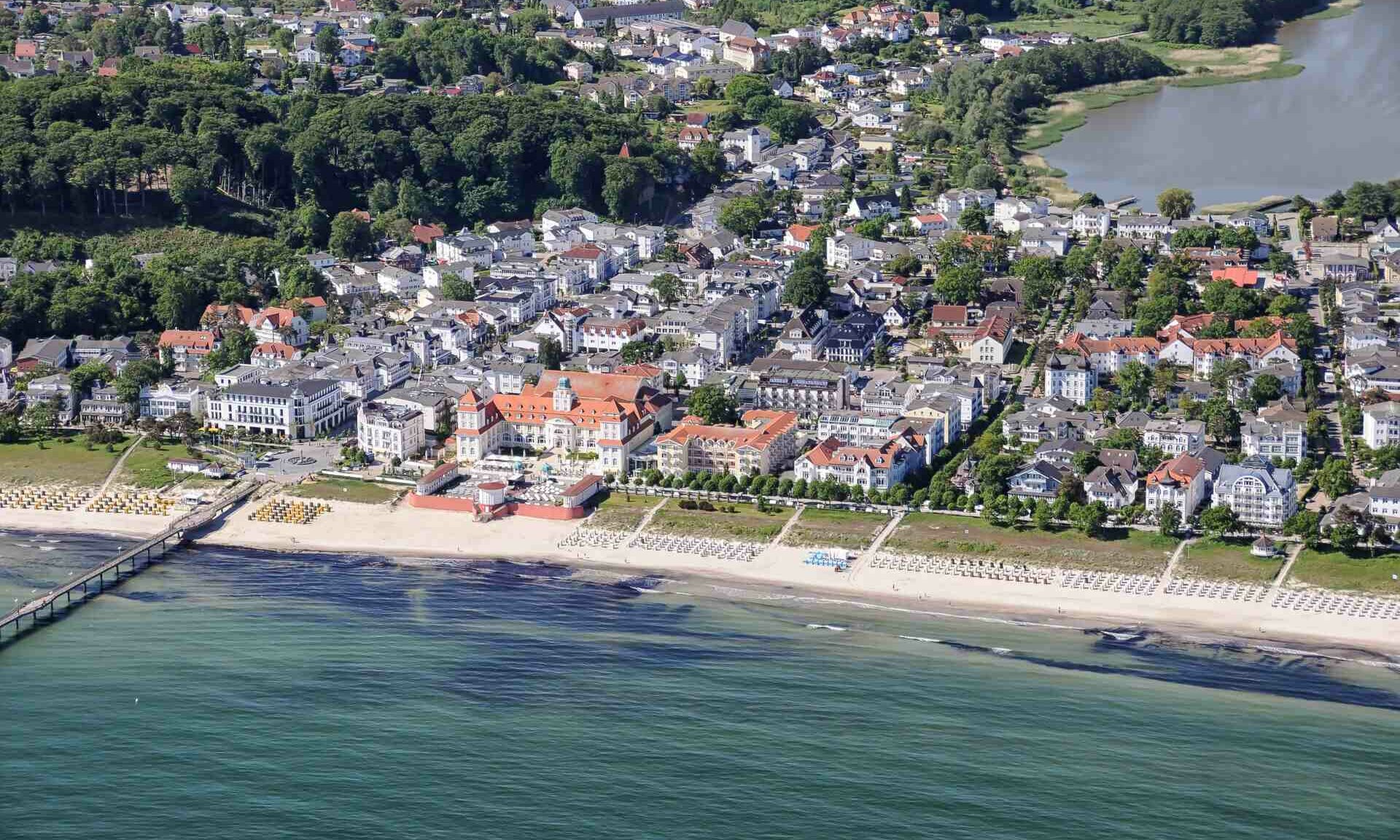 Luftbild auf Binzer Strand mit Seebrücke, Kurhaus und Strandpromenade - Pension ANKER
