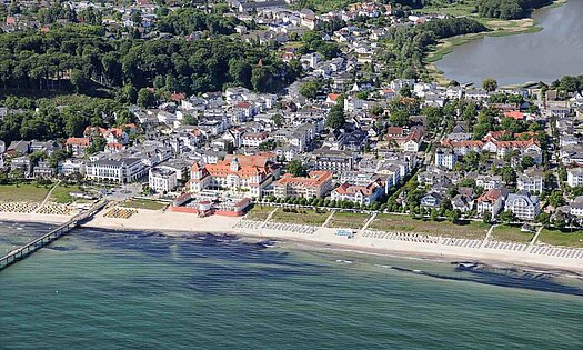 Luftbild auf Binzer Strand mit Seebrücke, Kurhaus und Strandpromenade - Pension ANKER