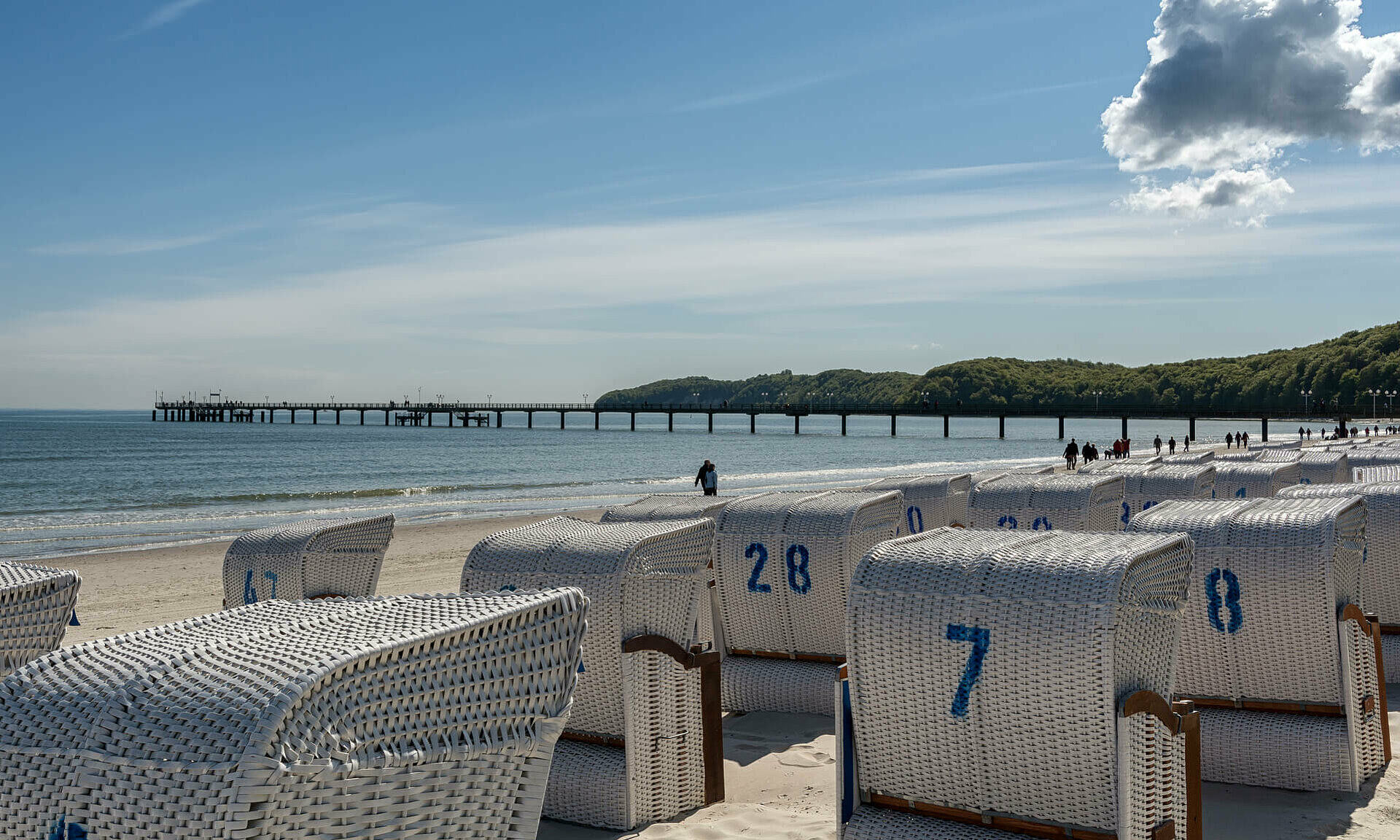 Strandkörbe am Binzer Strand mit Blick auf Seebrücke - Pension Anker, Rügen