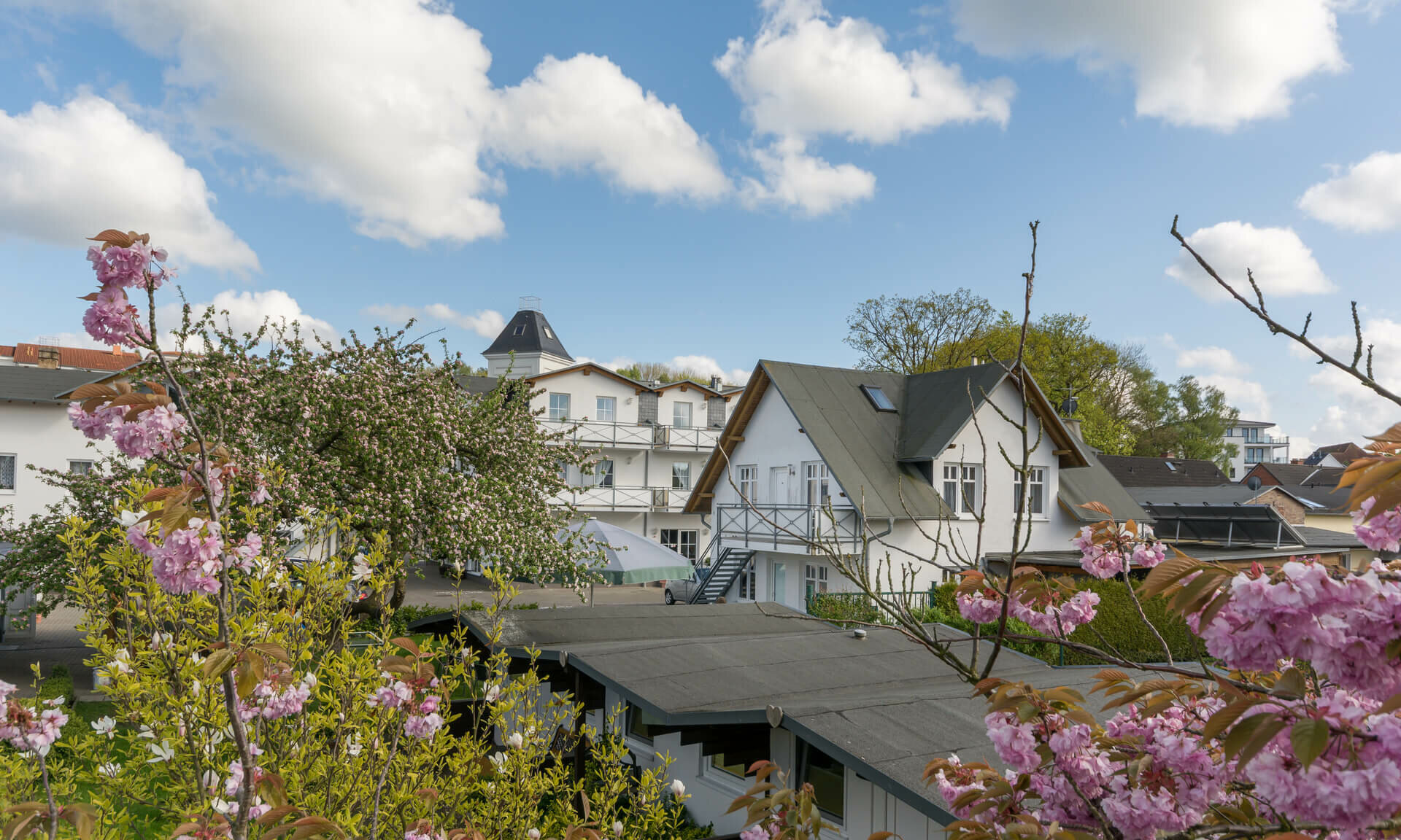 Pensionsgelände im Frühling mit Außengebäuden Pension ANKER - Rügen, Binz