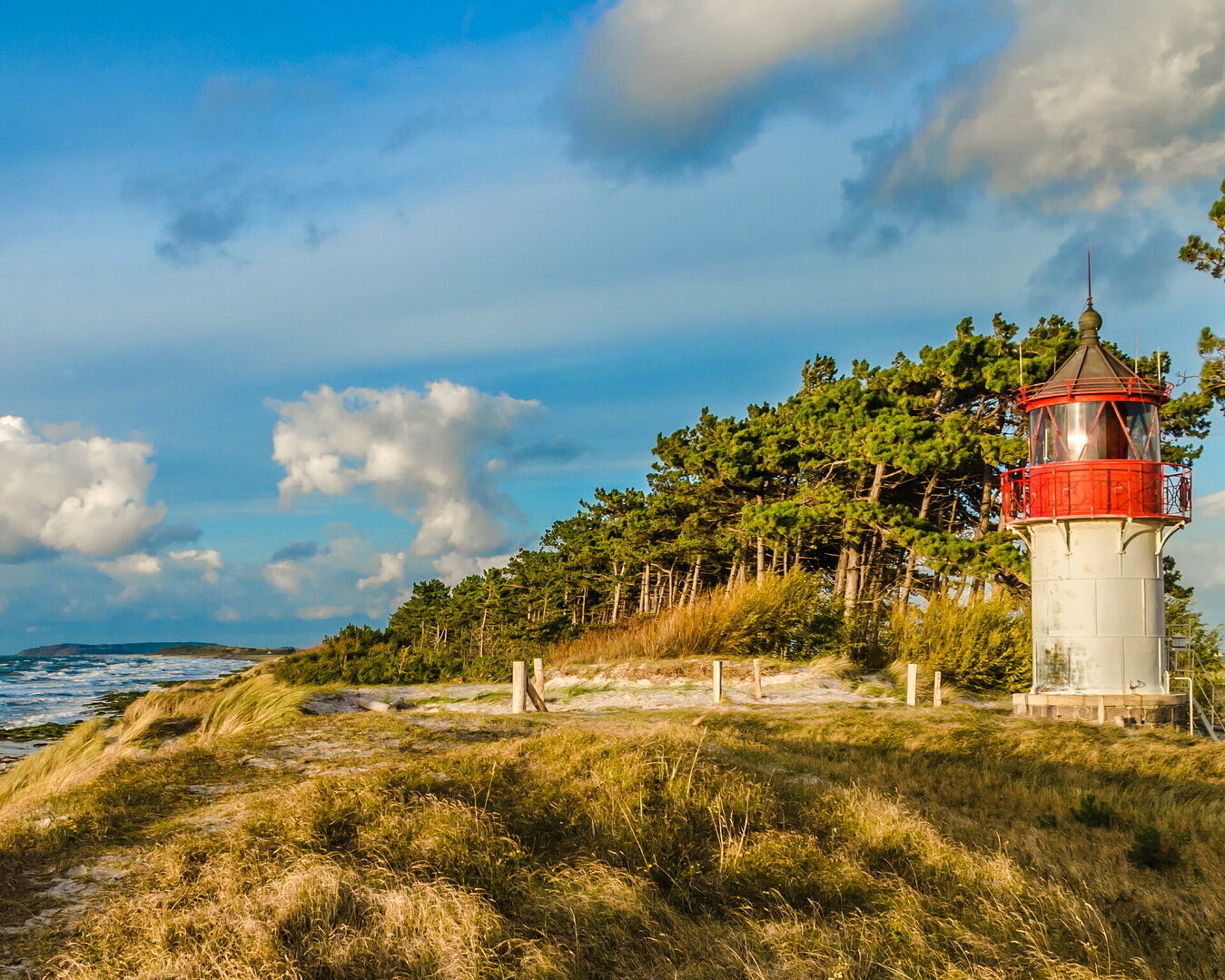 Leuchtturm Gellen auf der Insel Hiddensee mit Strand und Ostsee