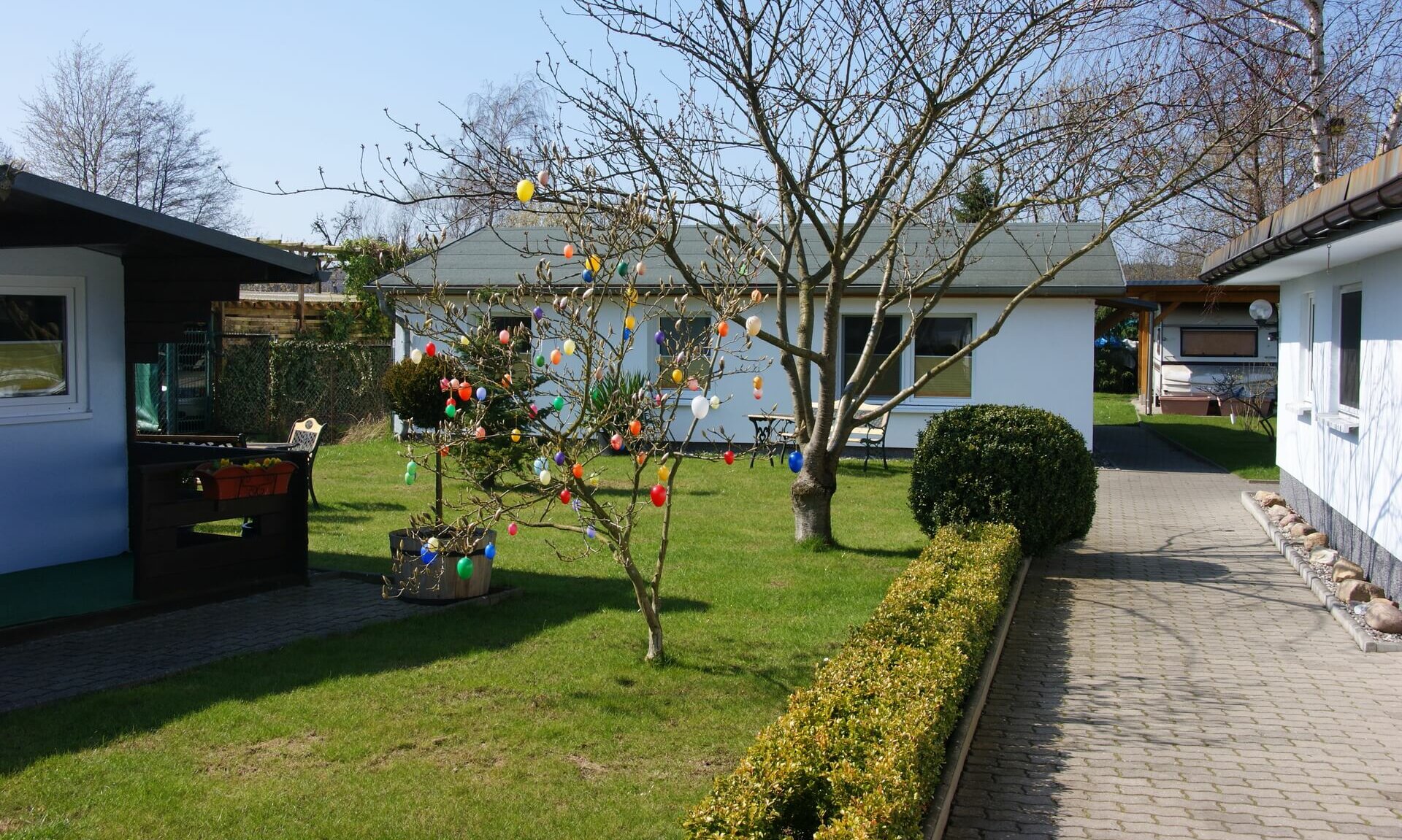 Außenbereich Pensionsgelände zu Ostern, geschmückter Baum, Wiese - Rügen, Binz