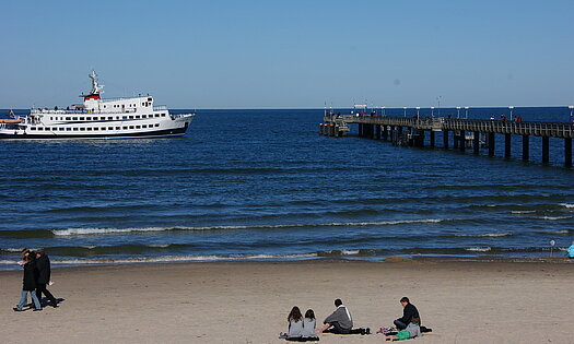 Schiffsverkehr Binzer Seebrücke, Pension Anker, Binz - Rügen Schiffsverkehr Binzer Seebrücke, Pension Anker, Binz - Rügen
