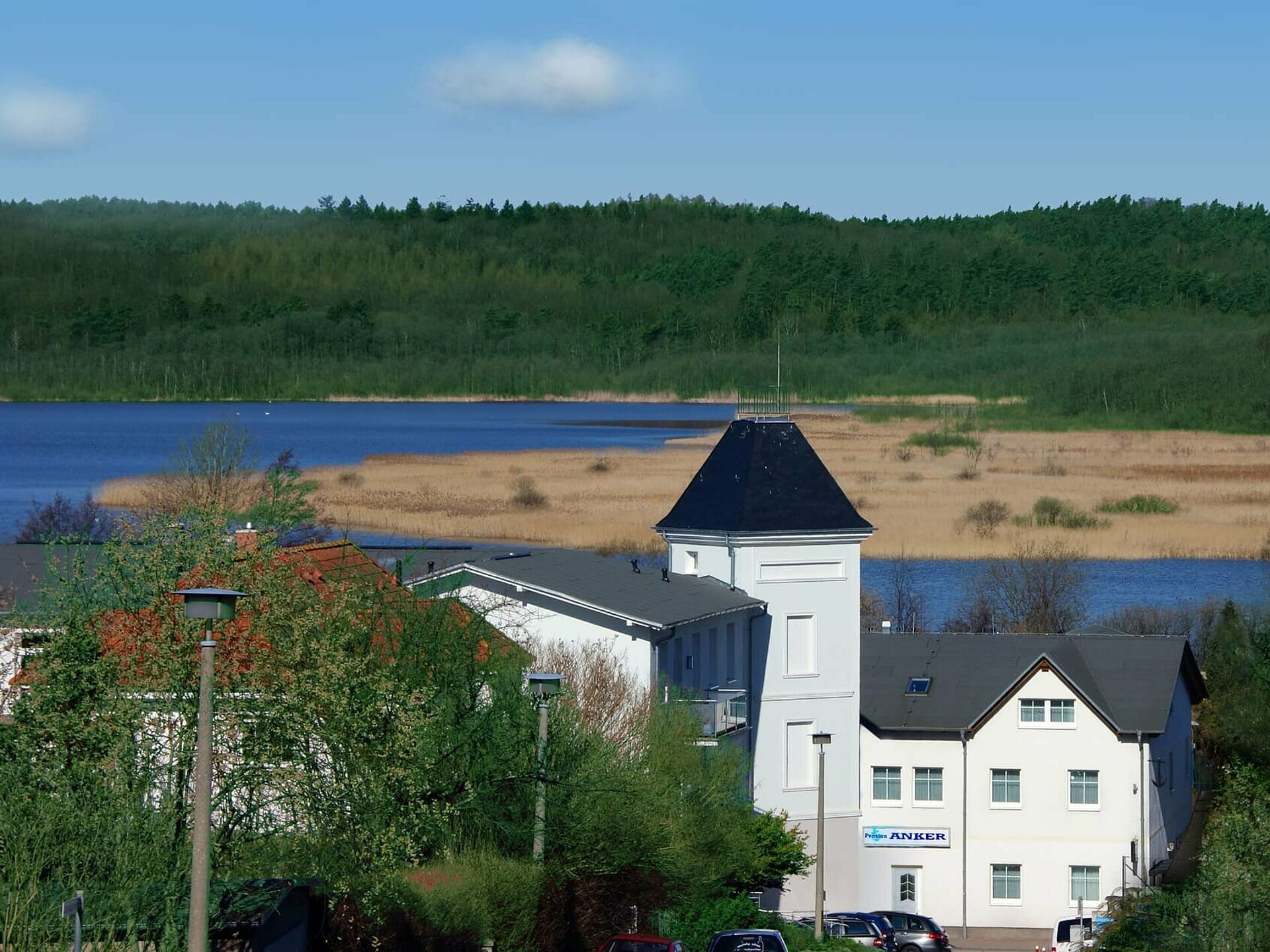 Frontbild Pension ANKER mit Blick über Schmachter See - Rügen, Binz