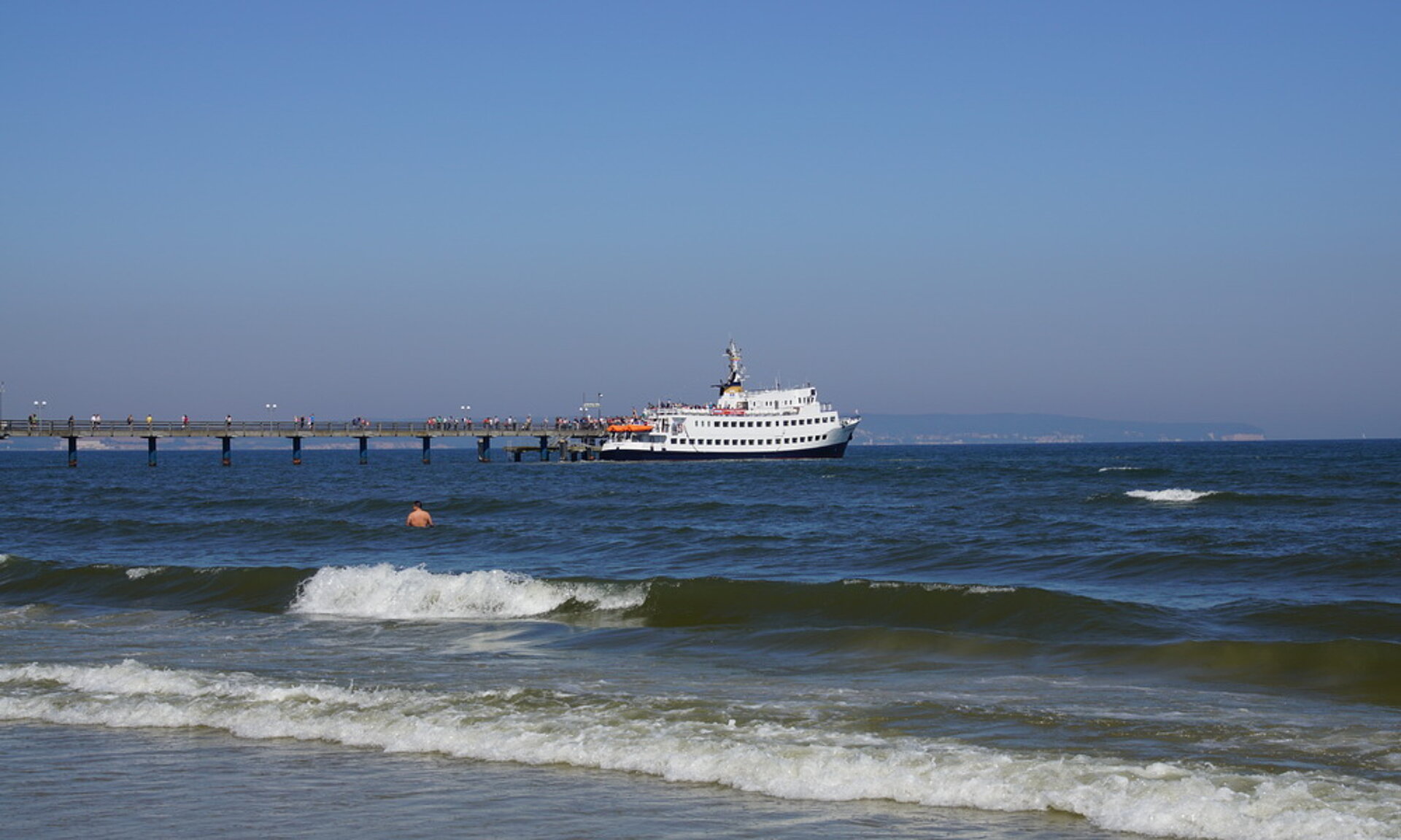 Schiff an Binzer Seebrücke - Rügen, Pension ANKER