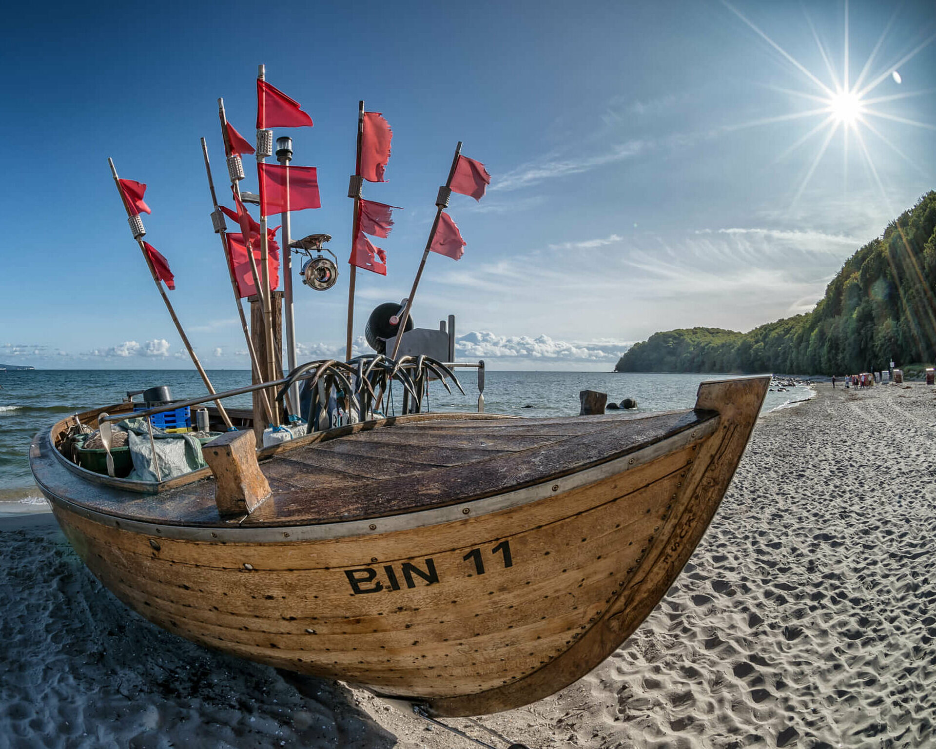 Fischerboot am Binzer Strand mit Beginn der Steilküste und Ende Sandstrand