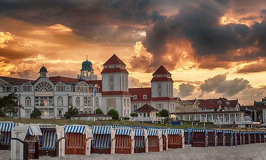 Binzer Strandkörbe mit Blick auf Kurhauskulisse und Wolkenhimmel - Pension Anker, Rügen