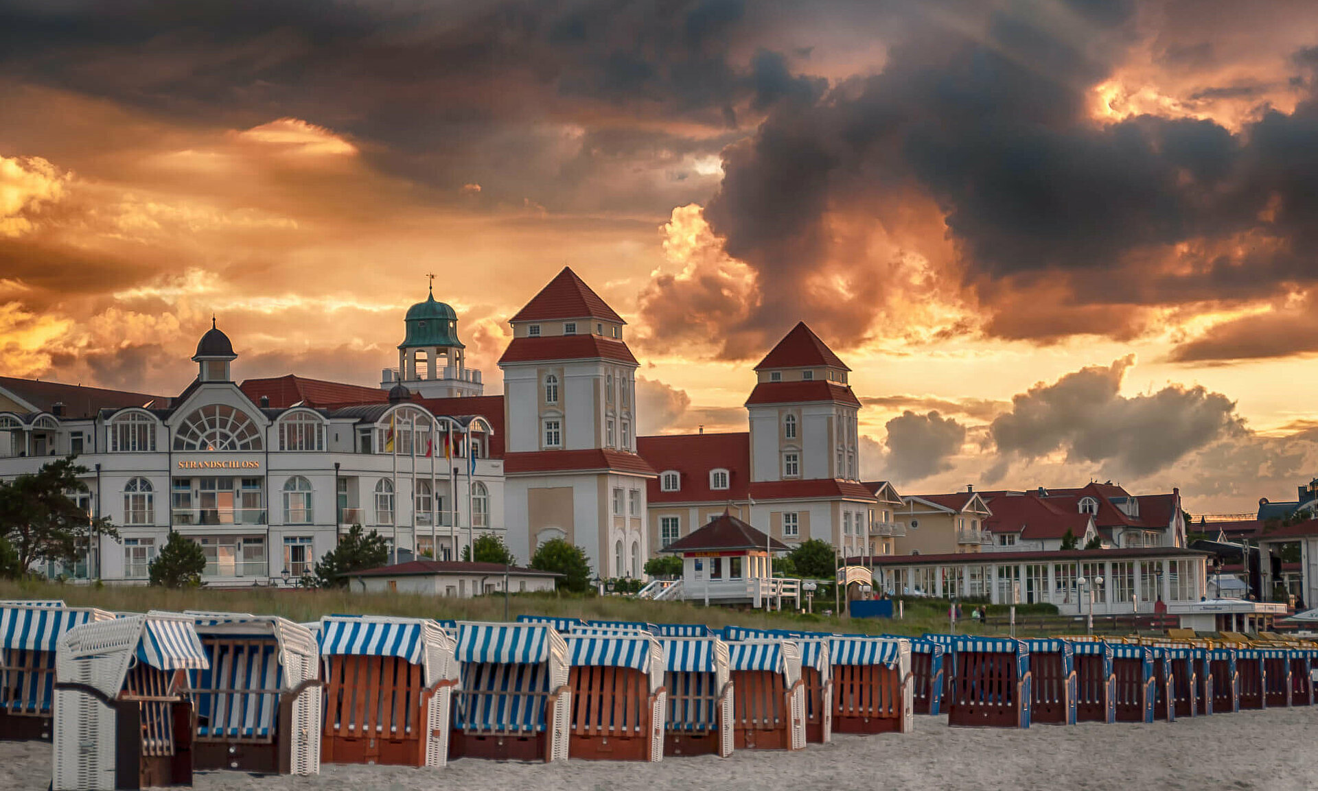 Binzer Strandkörbe mit Blick auf Kurhauskulisse und Wolkenhimmel - Pension Anker, Rügen