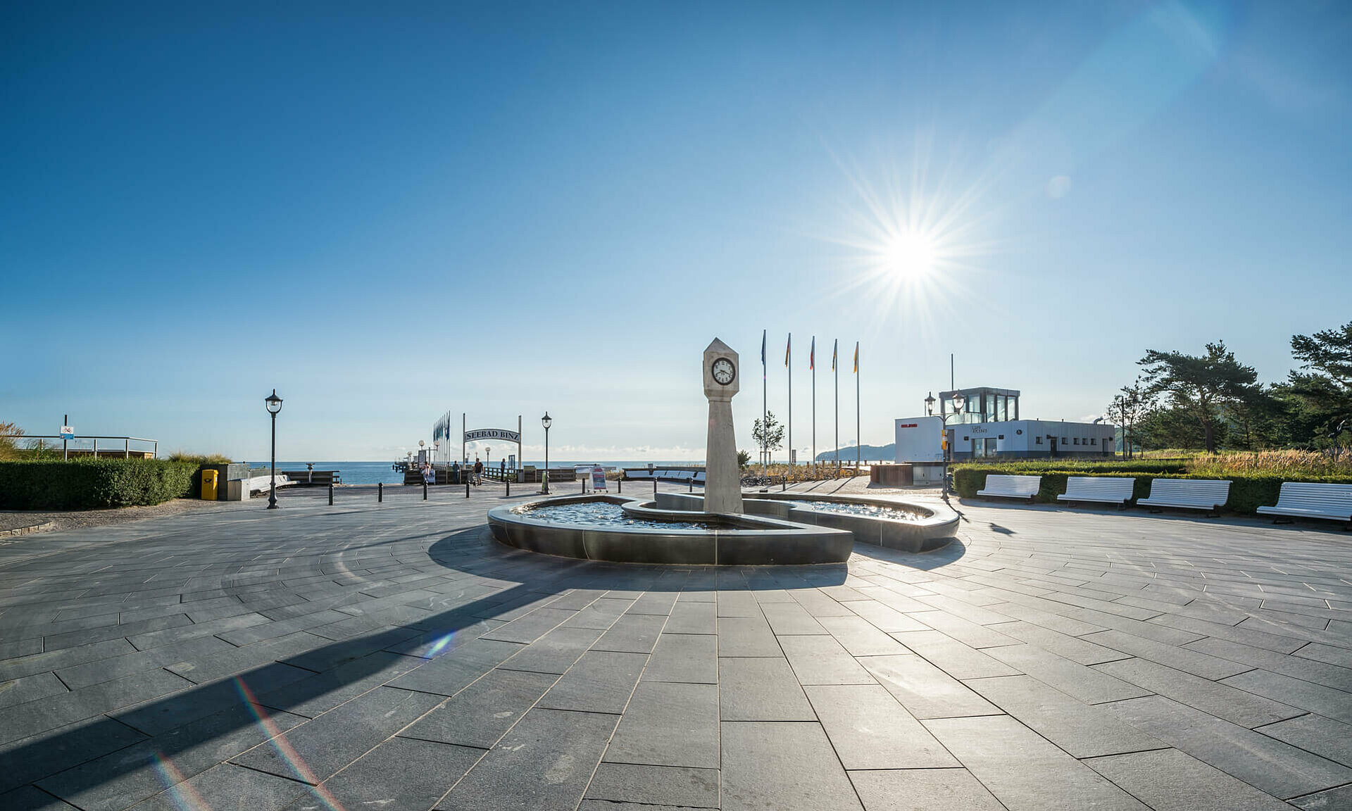 Binzer Seebrückenplatz mit Uhr und Seebrückenzugang - Pension Anker, Rügen