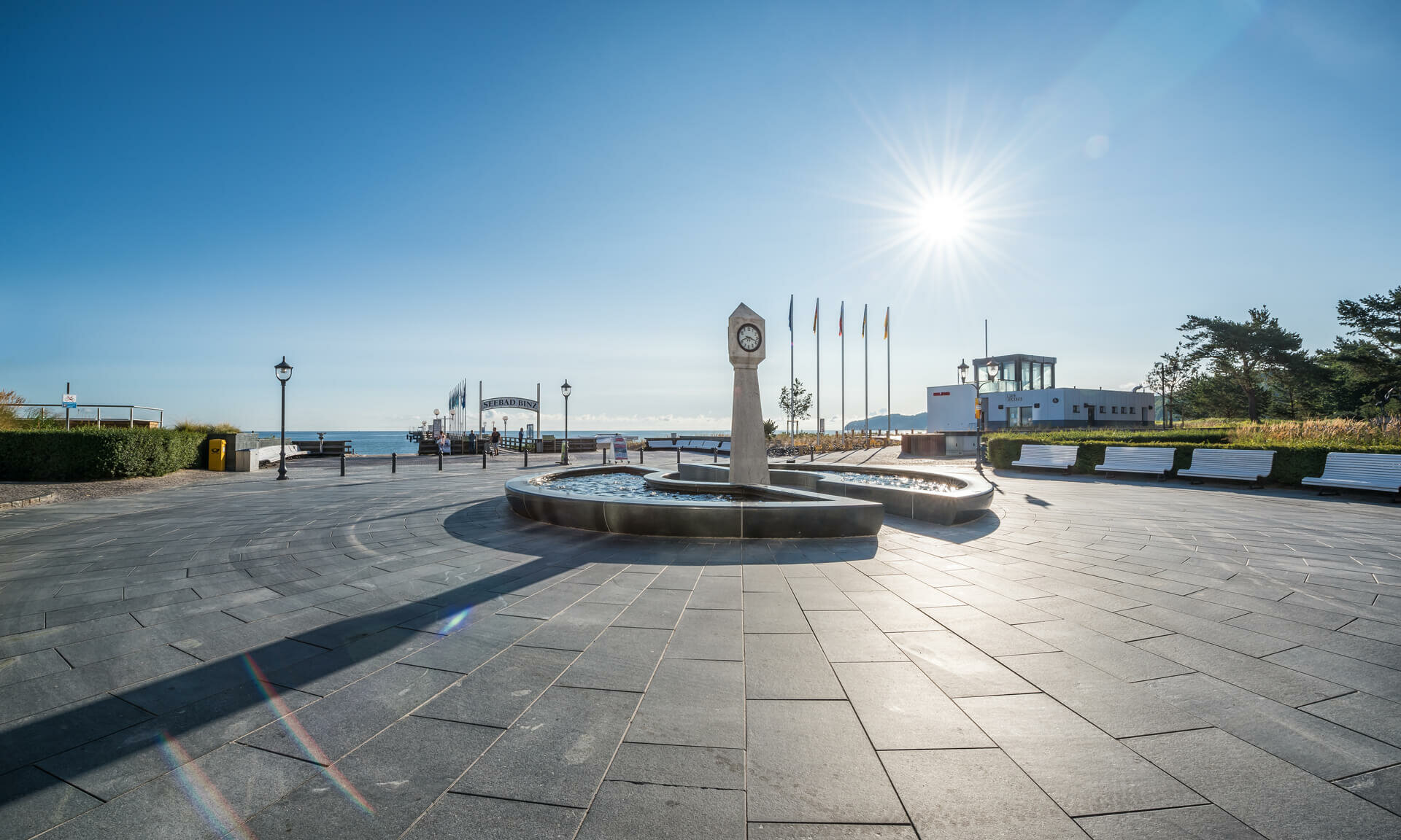 Binzer Seebrückenplatz mit Uhr und Seebrückenzugang - Pension Anker, Rügen
