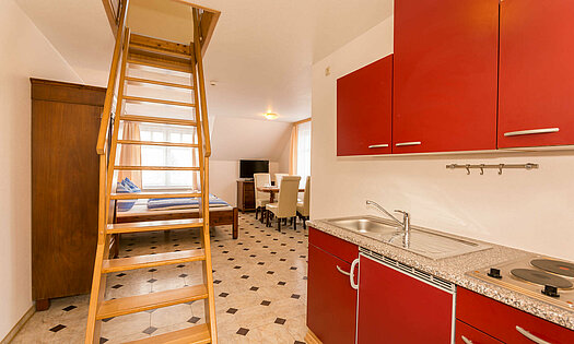 Ferienwohnung19 Pension ANKER, Küche, Aufgang Dachgeschoß - Rügen, Binz