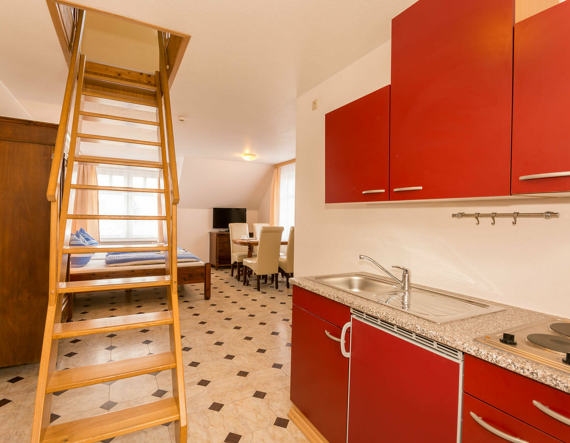 Ferienwohnung19 Pension ANKER, Küche, Aufgang Dachgeschoß - Rügen, Binz