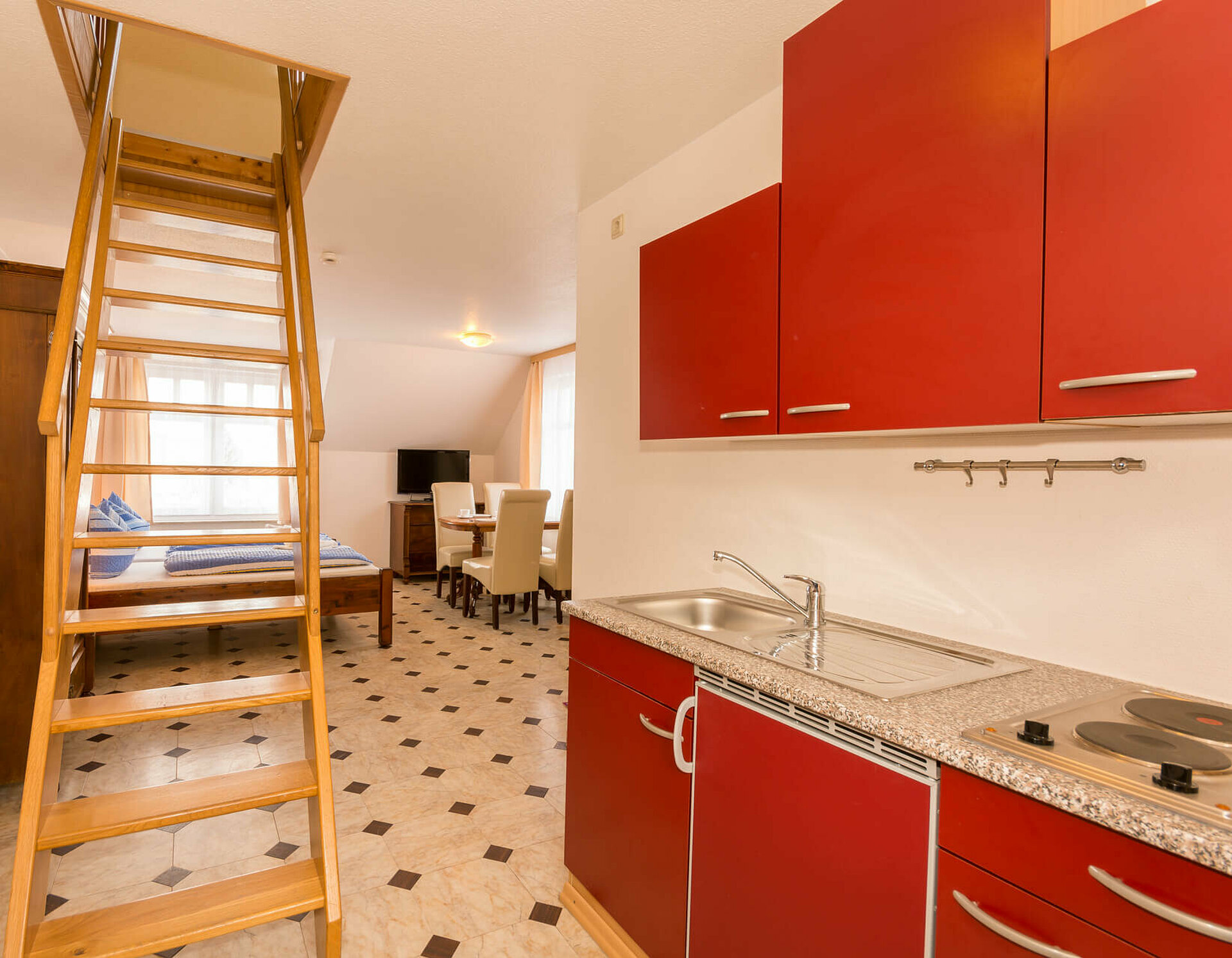 Ferienwohnung19 Pension ANKER, Küche, Aufgang Dachgeschoß - Rügen, Binz