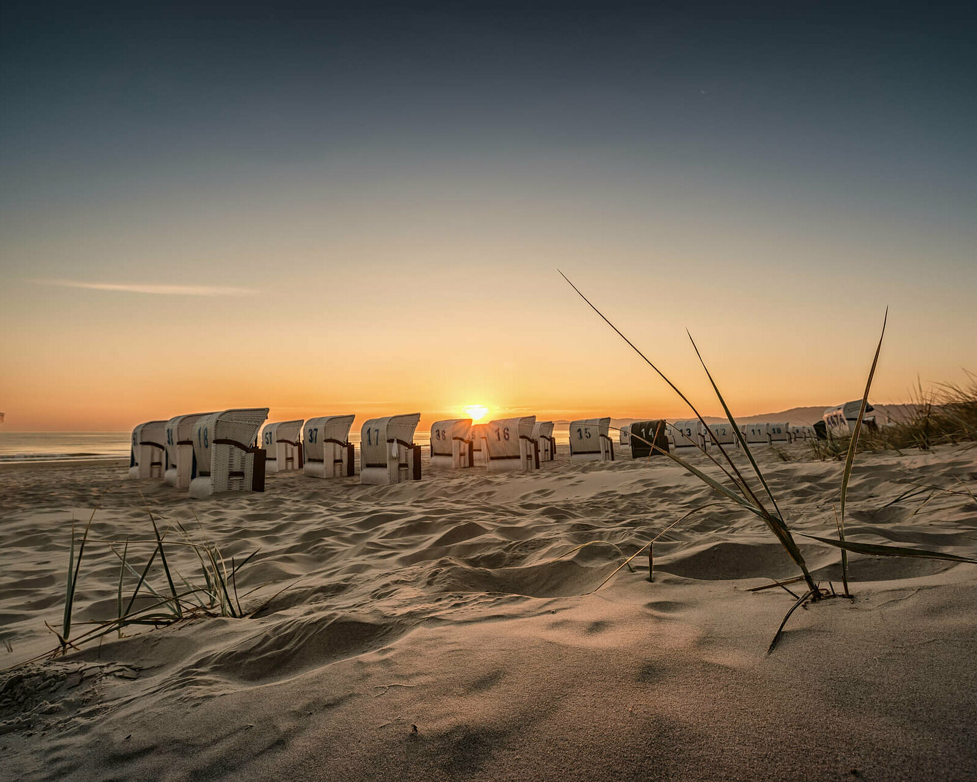 Sonnenaufgang am Binzer Strand mit Strandkörben - Pension Anker, Rügen