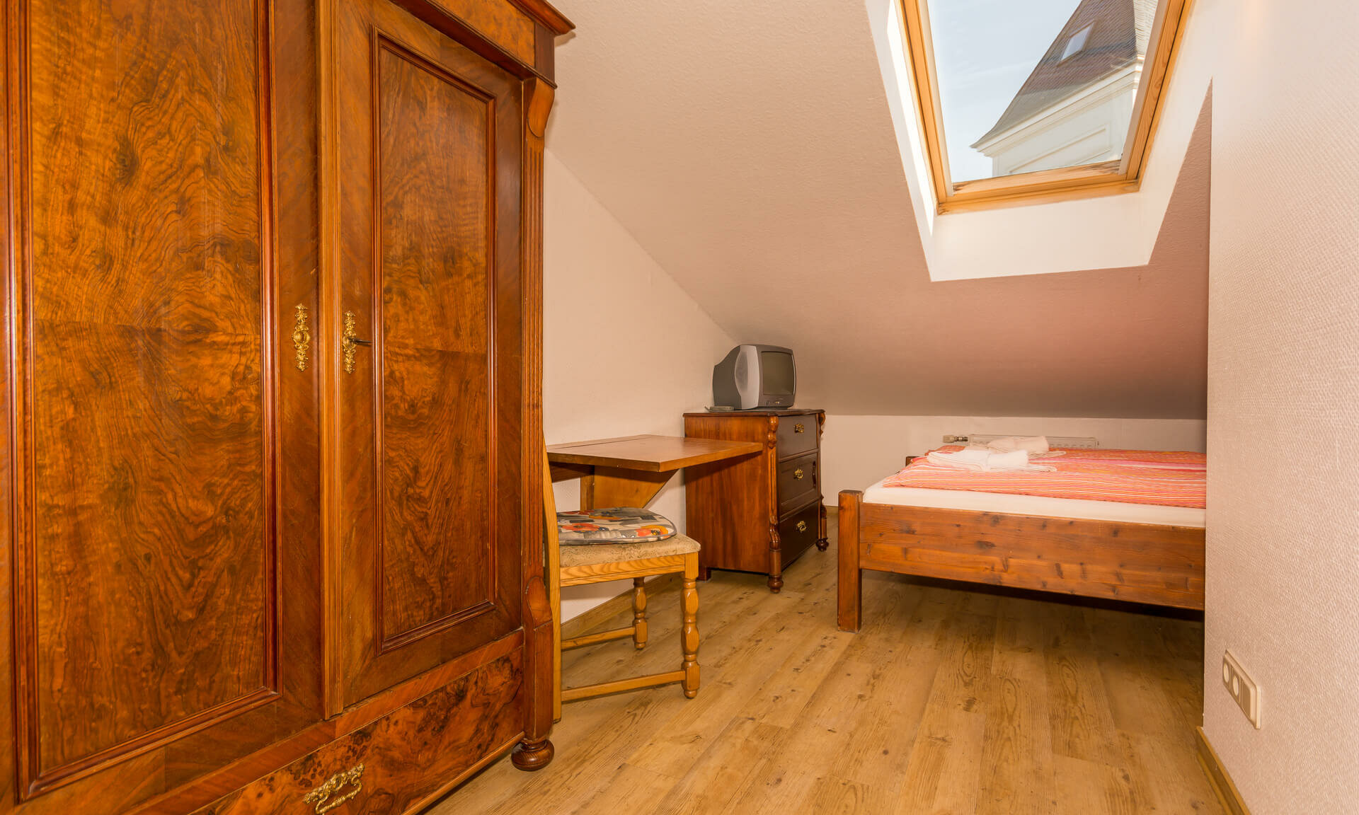 Einzelzimmer mit Bett und Kabel-TV in Pension ANKER - Rügen, Binz