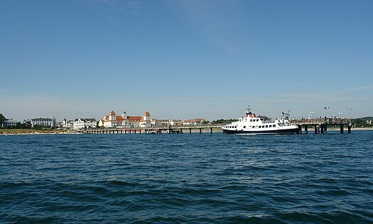 Blick vom Meer auf die Binzer Schiffsanlegestelle an Seebrücke - Pension Anker, Rügen