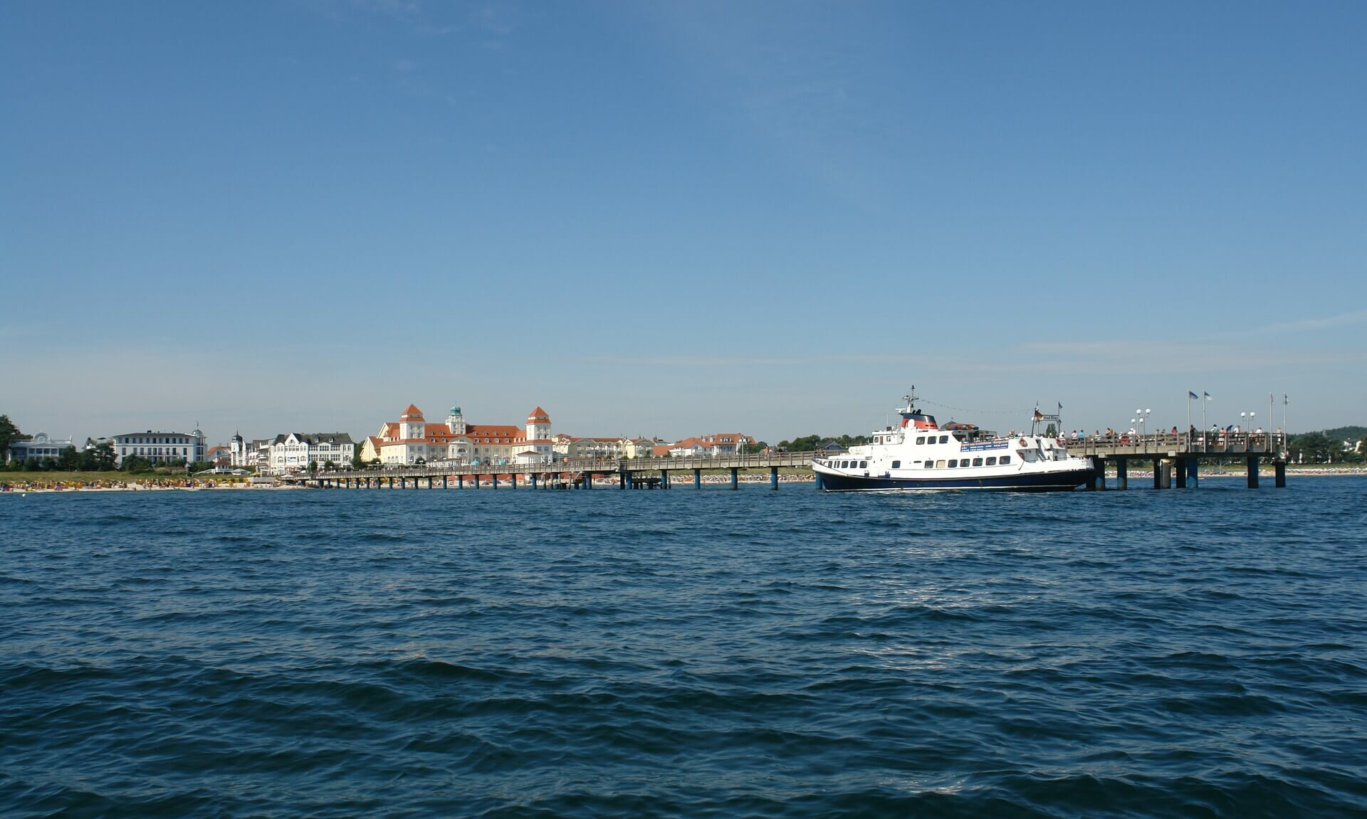 Blick vom Meer auf die Binzer Schiffsanlegestelle an Seebrücke - Pension Anker, Rügen